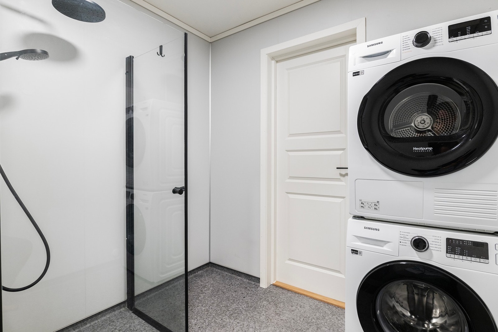 Det er opplegg til vaskemaskin på badet. Galleribilde