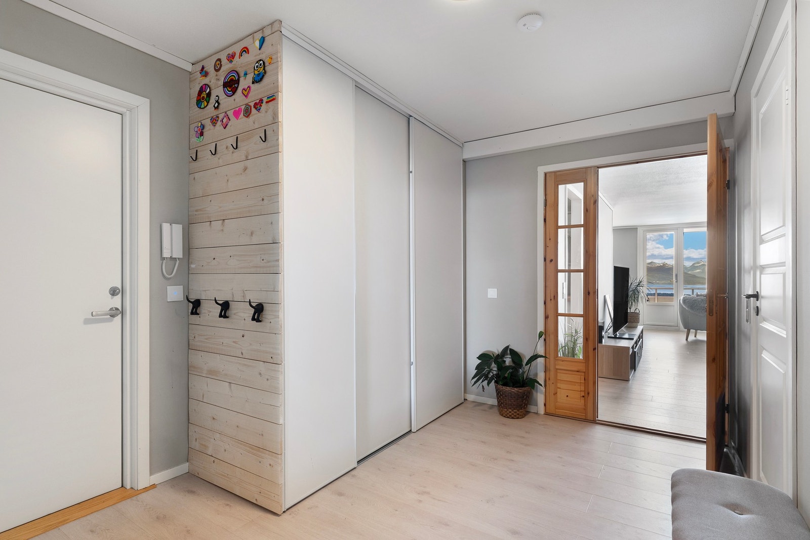 Romslig entrè med praktisk skyvedørsgarderobe. Galleribilde