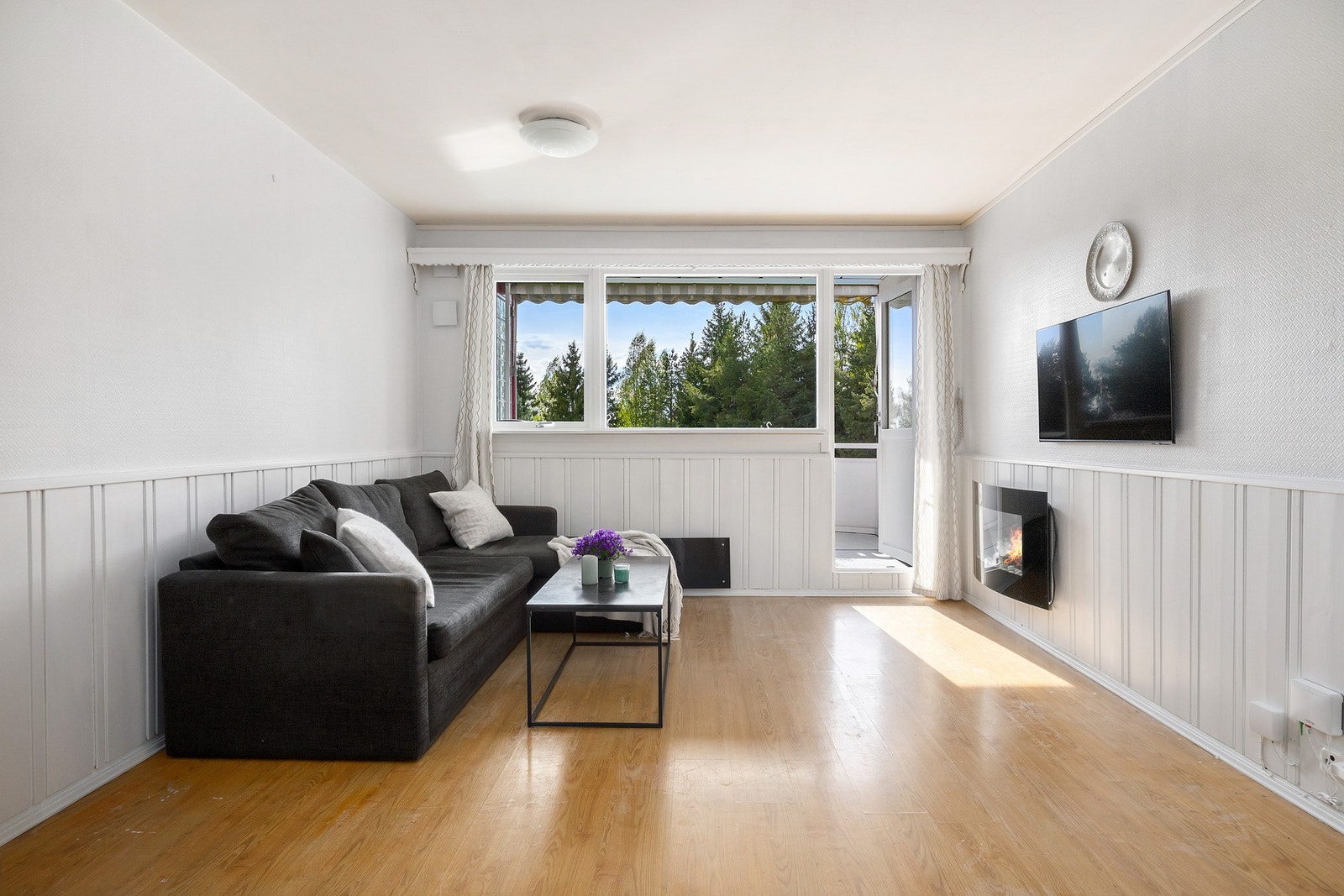 Stor stue med naturlige møbleringssoner og gode innredningsmuligheter. Galleribilde