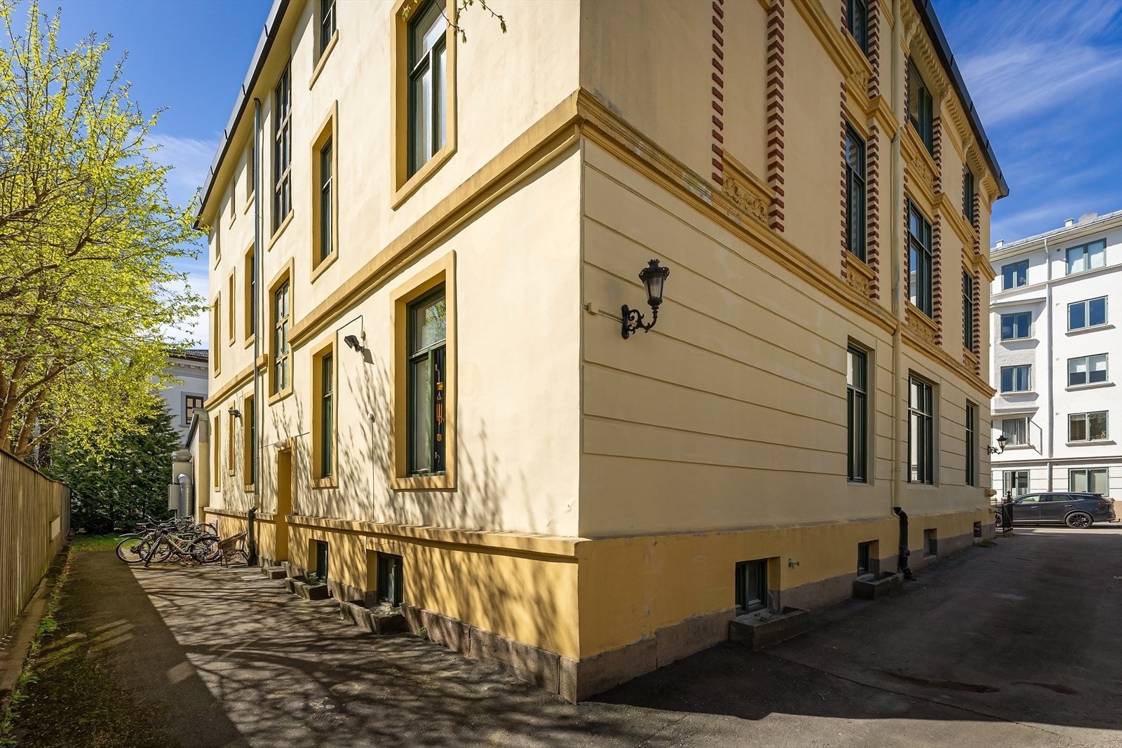 Felles eiet tomt med sykkelparkering Galleribilde