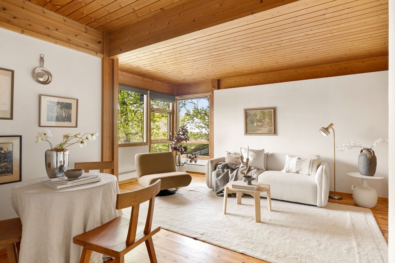 Hybel 1. Lys og luftig med plass til både sofa og spisebord. Galleribilde