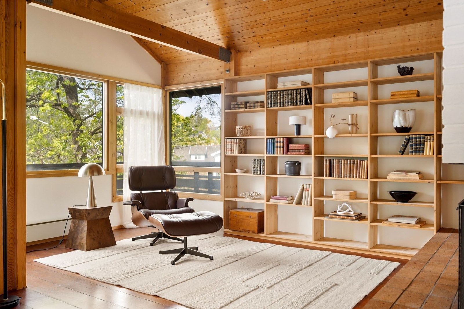 Denne delen av stuen egner seg godt som bibliotek. Galleribilde