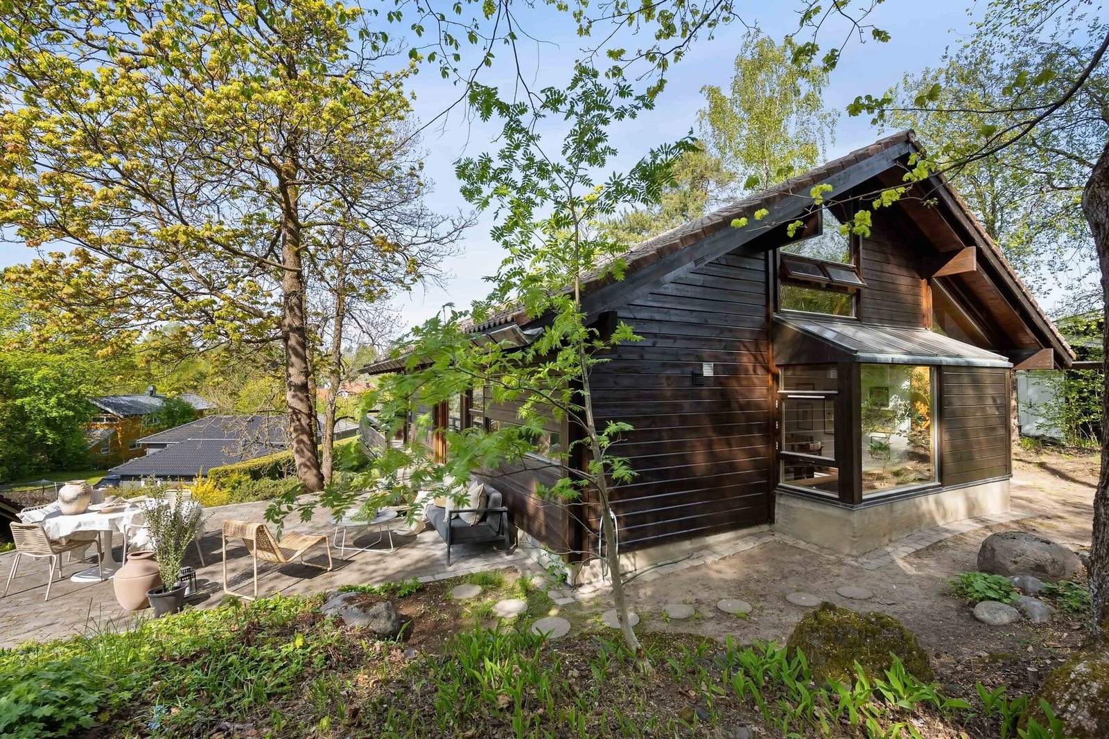 Da boligen ble bygget ble det lagt vekt på å tilpasse boligen til tomten. Galleribilde