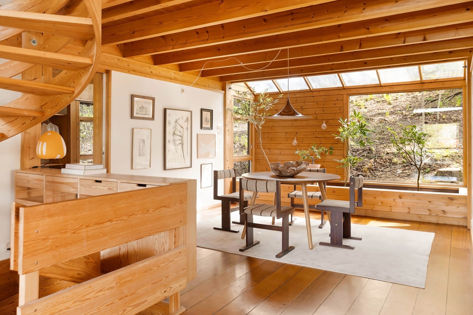 Spisestuen har god plass til langbord. Galleribilde