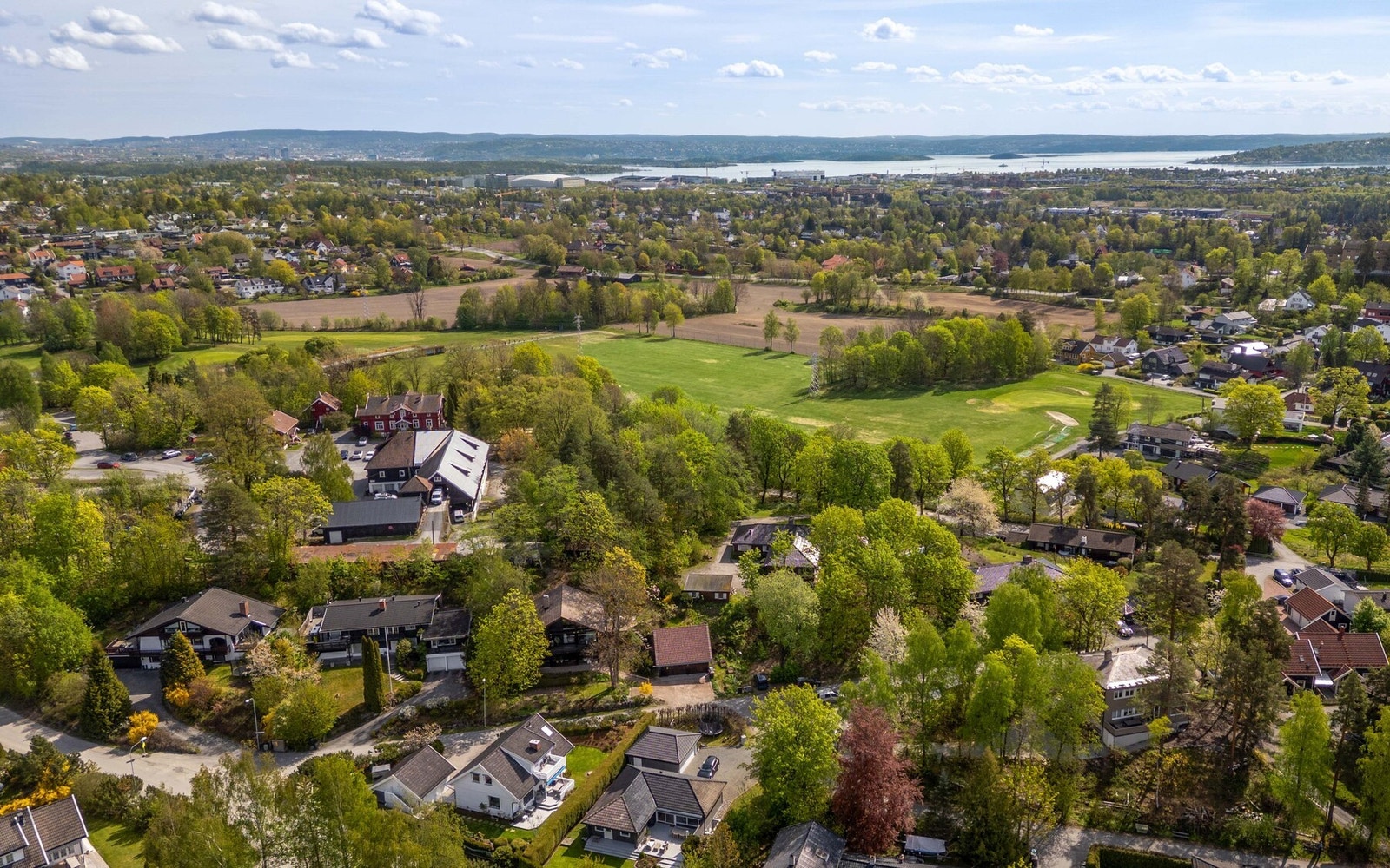 Boligen ligger i et veletablert, rolig og barnevennlig område. Her bor dere med kort vei til barnehager, skoler, offentlig kommunikasjon og alt av servicetilbud. Galleribilde