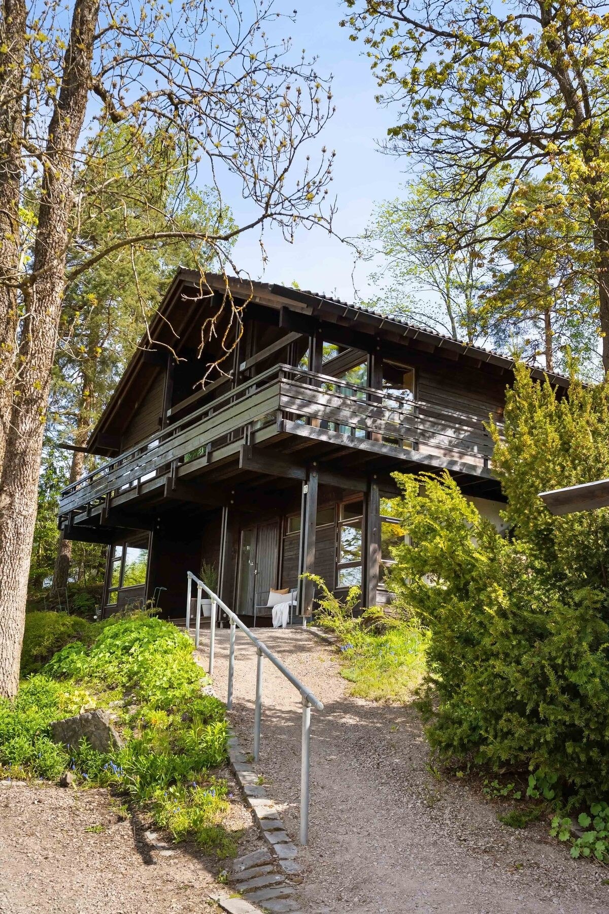 Fra gårdsplassen er det gruslagt adkomst opp til huset. Galleribilde