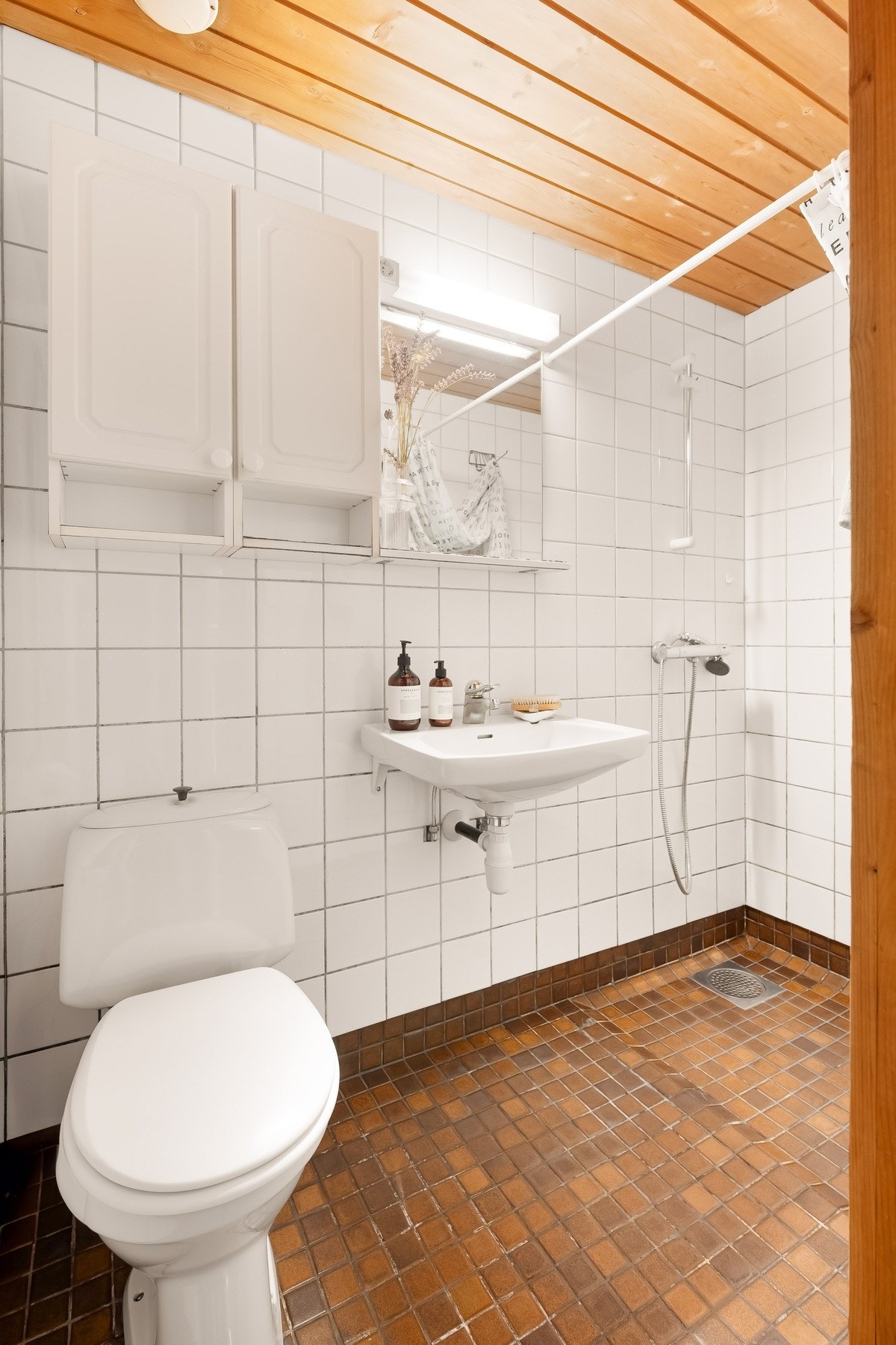 Badet i hybel 1 har toalett, servant og dusj. Galleribilde