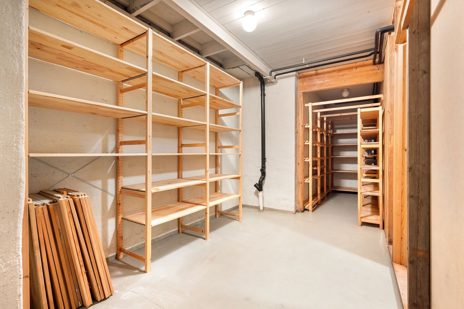 Man kan aldri få for mye lagringsplass. Hoveddelen har en stor bod i underetasjen. Galleribilde