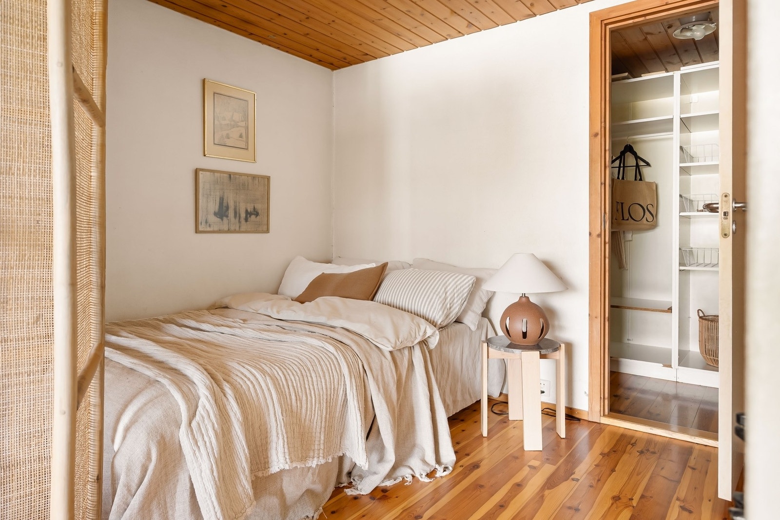 Hybel 1 har en skjermet alkove med adkomst til en liten garderobe som igjen har adkomst til badet. Galleribilde