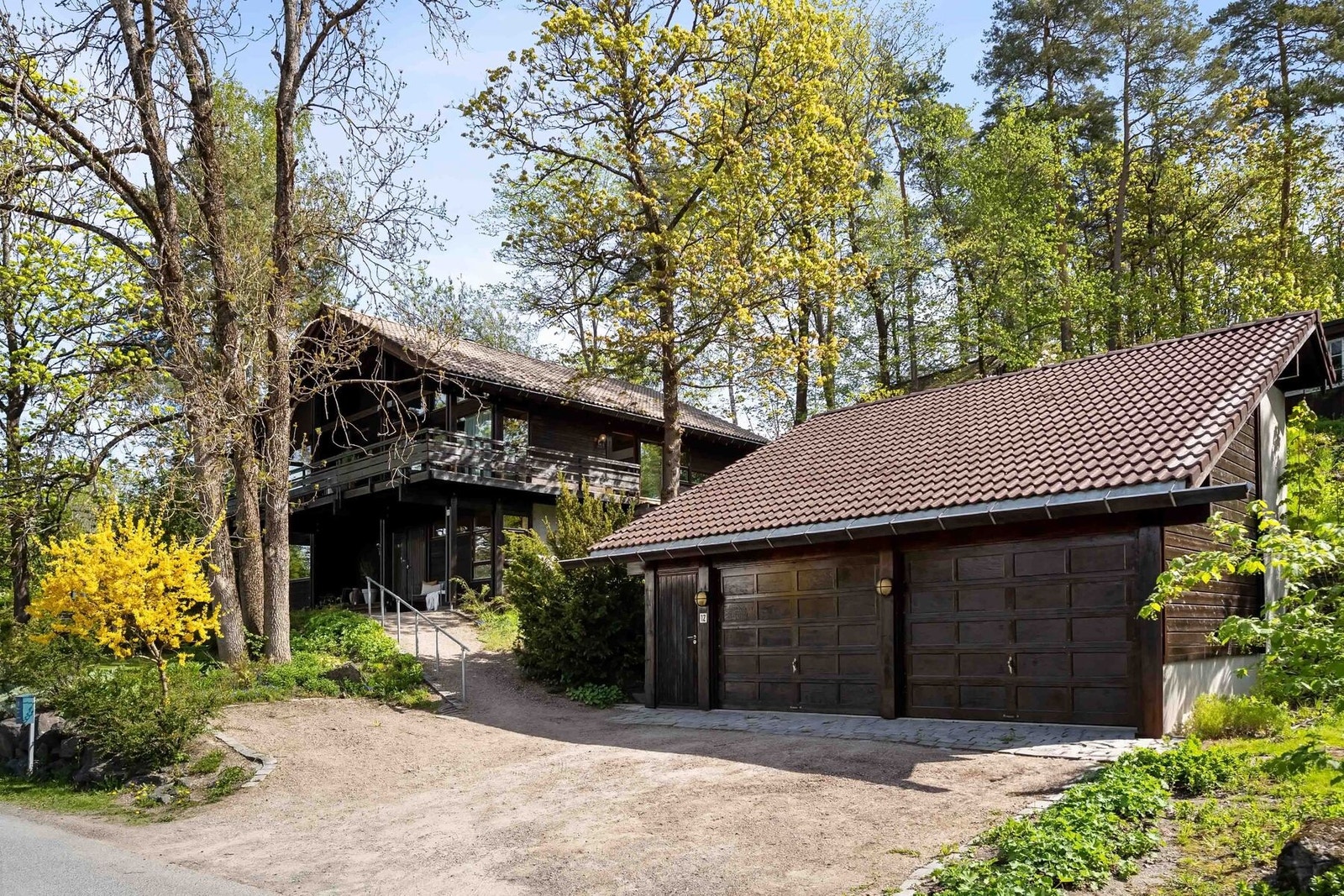 Det er parkering for to biler i dobbelgarasjen samt god plass til flere biler på gårdsplassen. Galleribilde