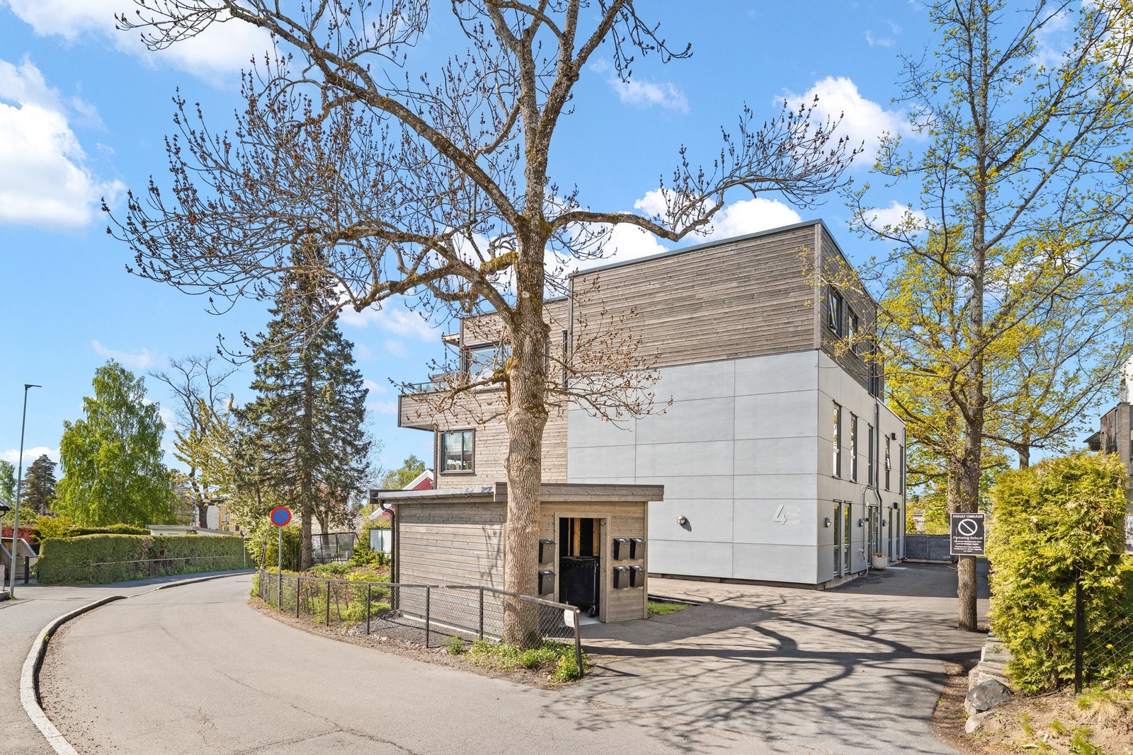 Adkomstvei til bygget. Galleribilde