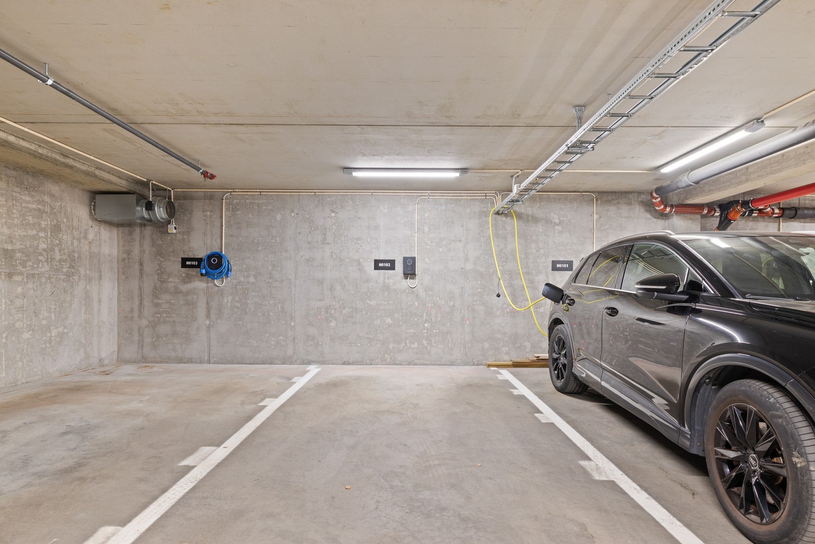 Garasjeplass med ladestasjon for el-bil. Galleribilde