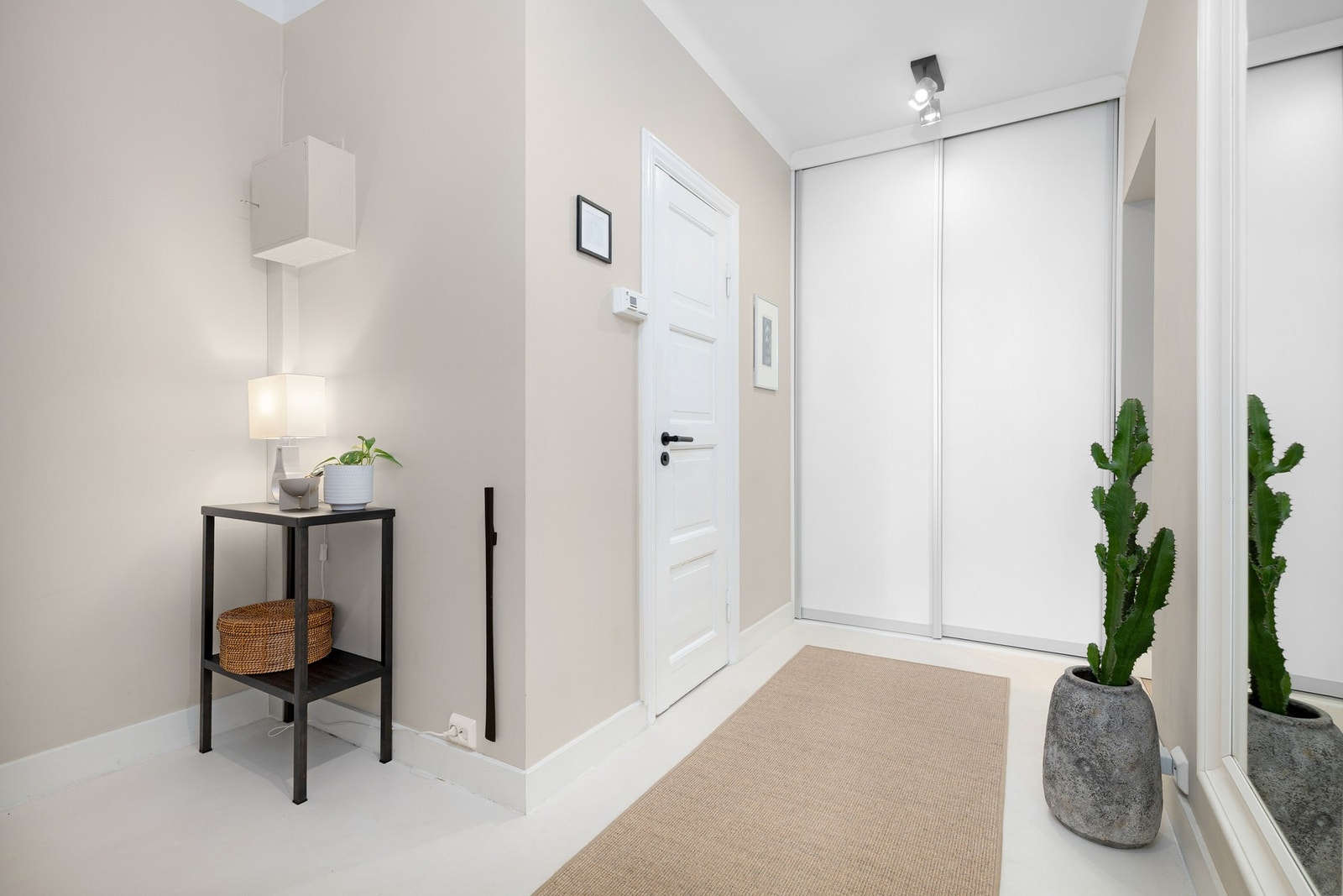 I entréen har du god oppbevaringsplass i stor plassbygget skyvedørsgarderobe. Galleribilde