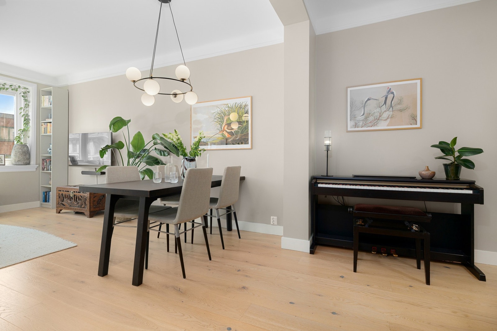Det er også plass til piano hjemmekontor eller hyller. Galleribilde