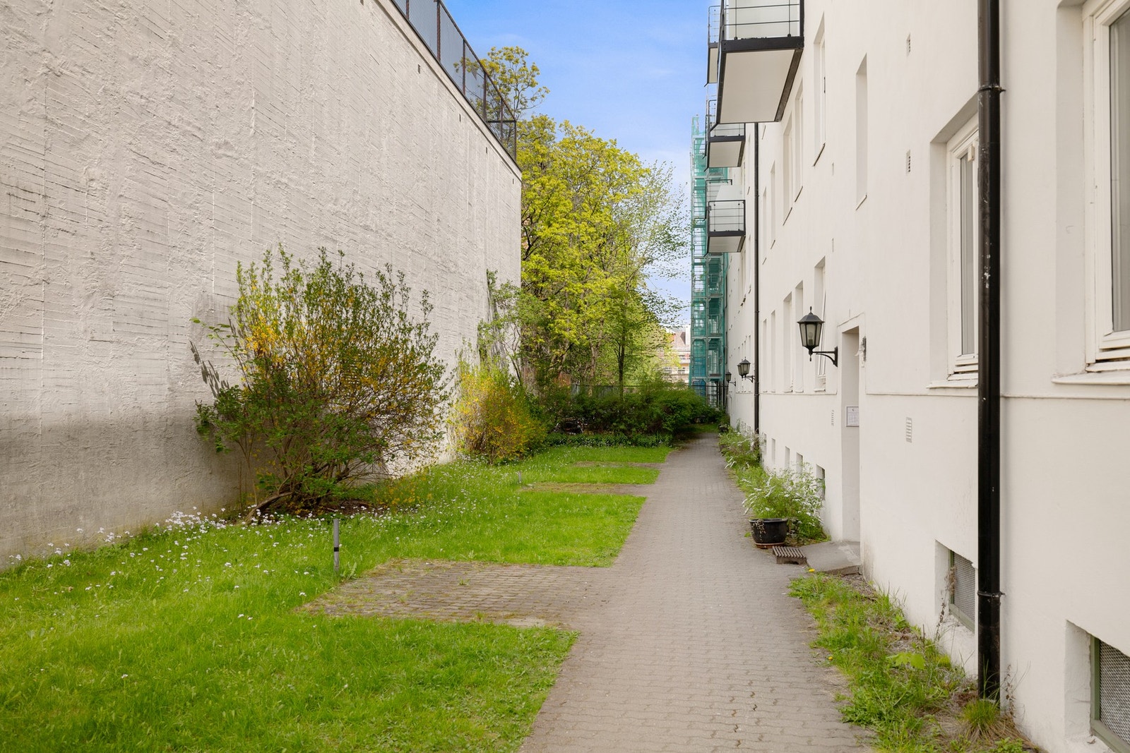 Bakgården er opparbeidet med belegningsstein, gressplen og beplantning. Galleribilde