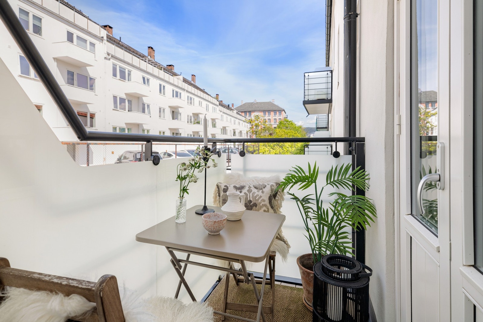 På balkongen er det plass til et hyggelig kafé-sett. Dette er en fin plass for morgenkaffen! Galleribilde
