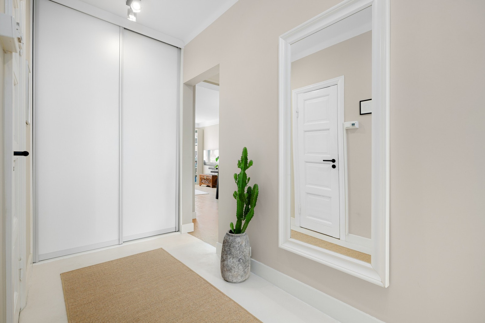 I tillegg disponerer leiligheten en kjellerbod på ca. 5,5m², samt en loftsbod med gulvareal på ca. 9m². Galleribilde