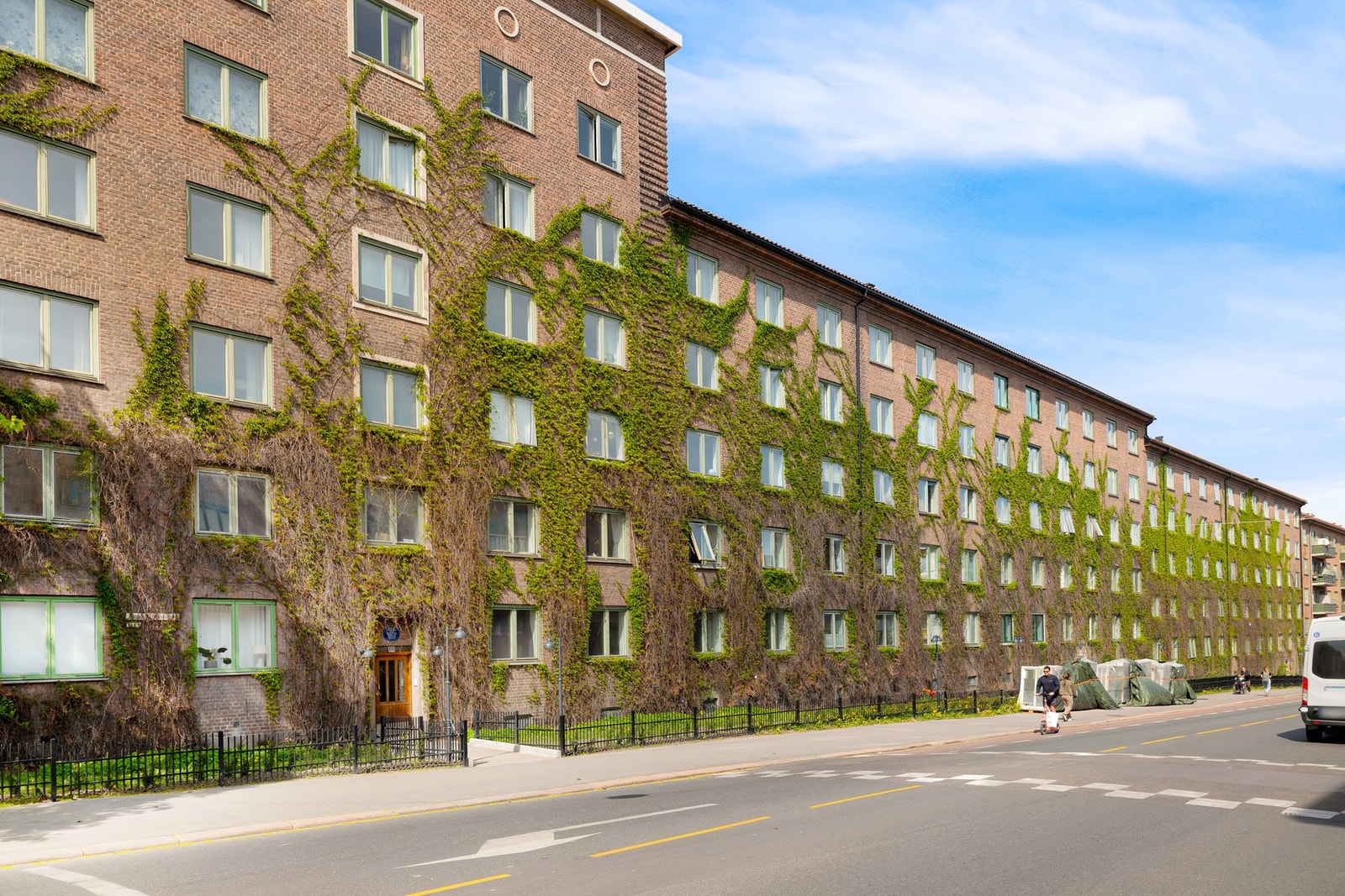 Svært urban og sentral beliggenhet på populære Alexander Kiellands plass, som er et pulserende knutepunkt mellom Grünerløkka og St. Hanshaugen. Gangavstand til alt av fasiliteter, restauranter og flotte grønne områder. Galleribilde