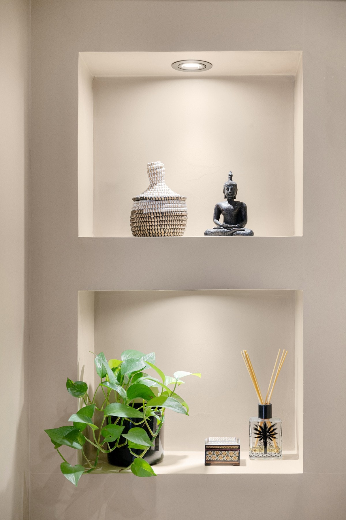 Fin detalj med innebygde hyller med belysning. Galleribilde