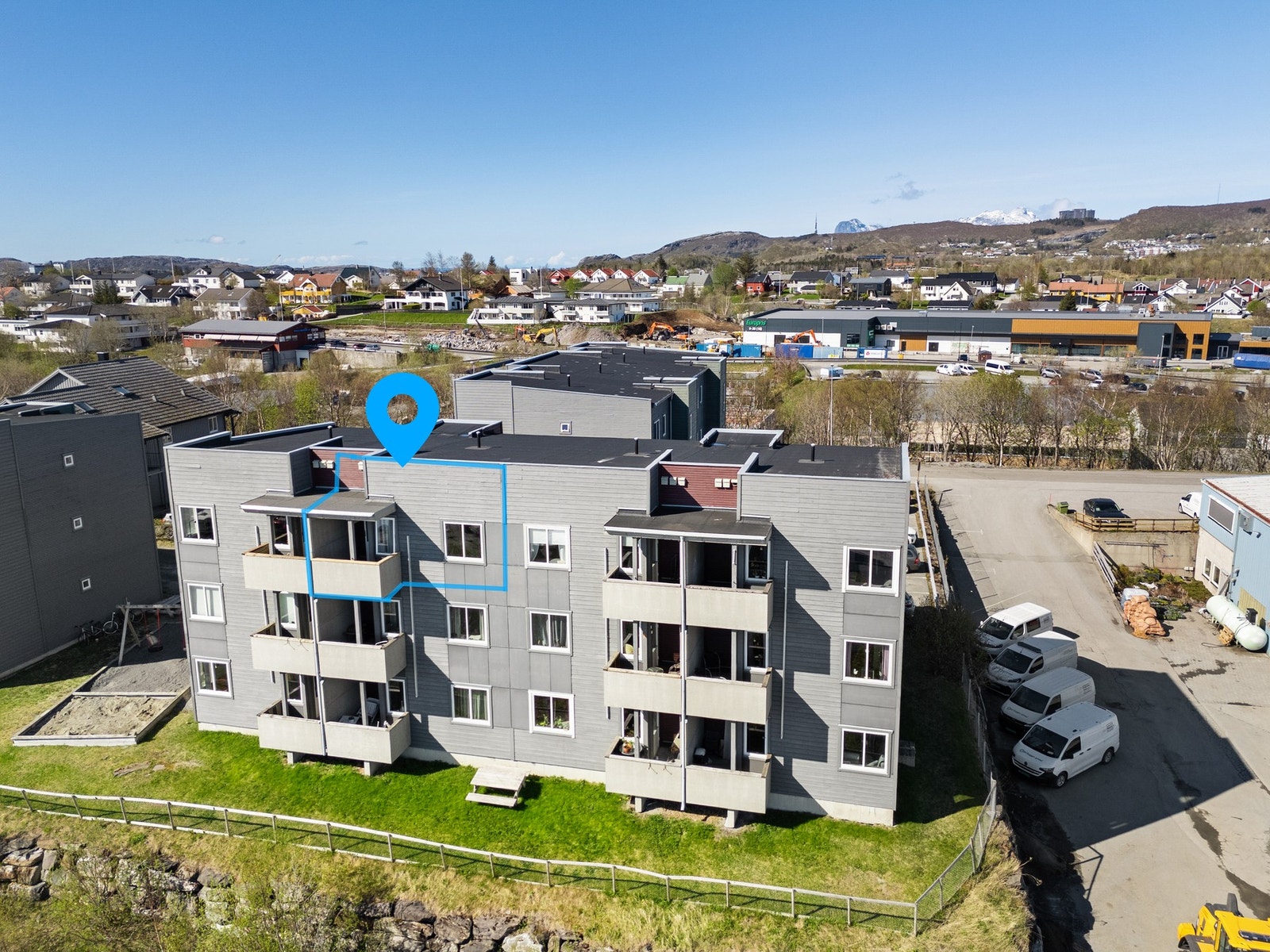 Byggets fasade mot sør, hvor alle leilighetene har egen balkong. Galleribilde