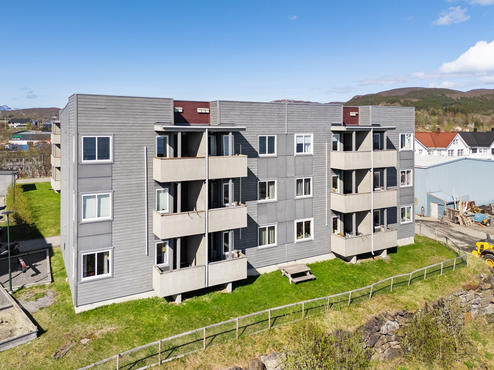 Bygget er oppført med etasjeskillere i trebjelkelag og har pulttak. Galleribilde