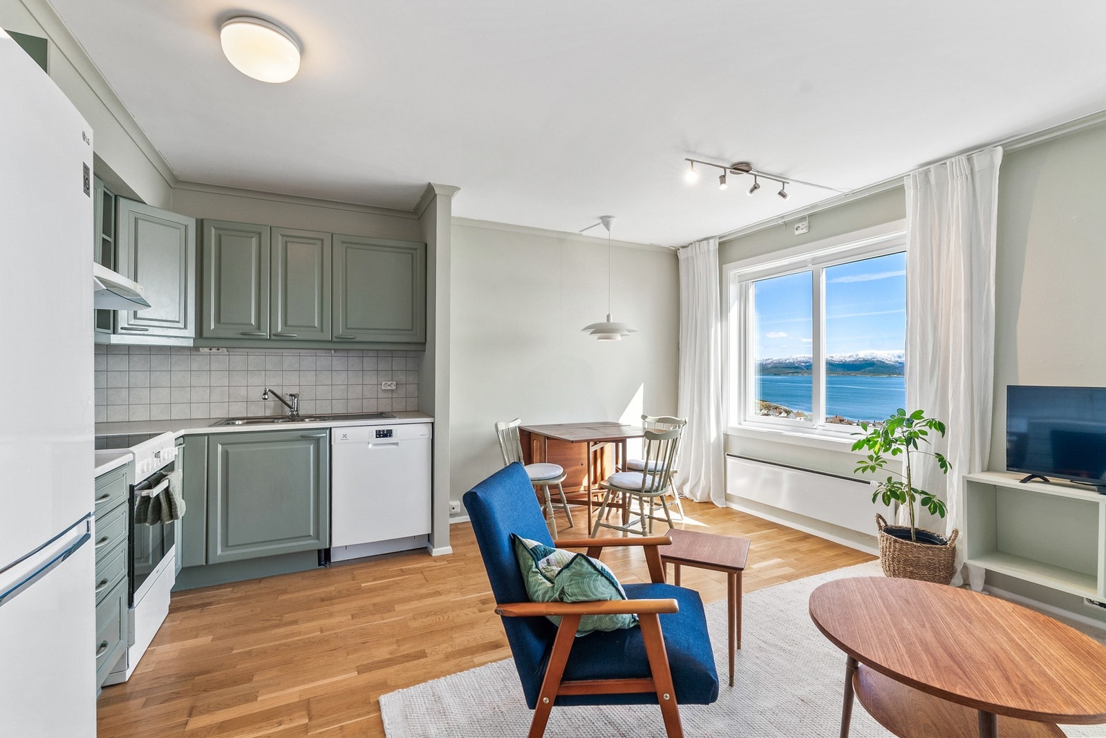 Stuen har en praktisk utforming med plass til både sofagruppe og spisebord. Galleribilde