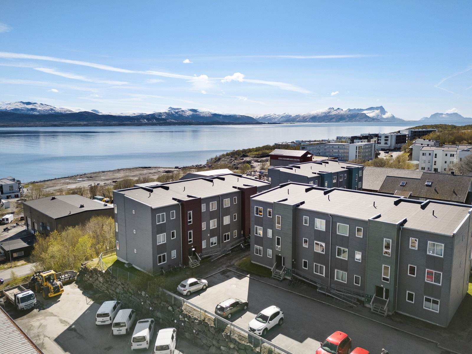 Området har flere barnehager og skoler i gangavstand, blant annet Nissebo barnehage og Grønnåsen skole. Galleribilde
