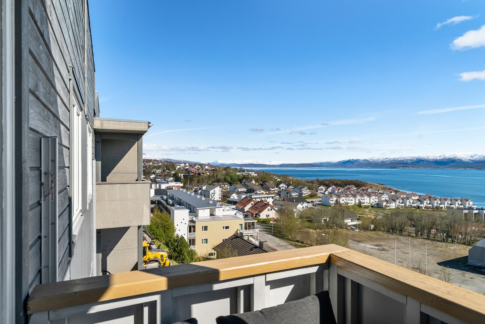 Fra balkongen er det utsikt over nærområdet og sjøen. Galleribilde