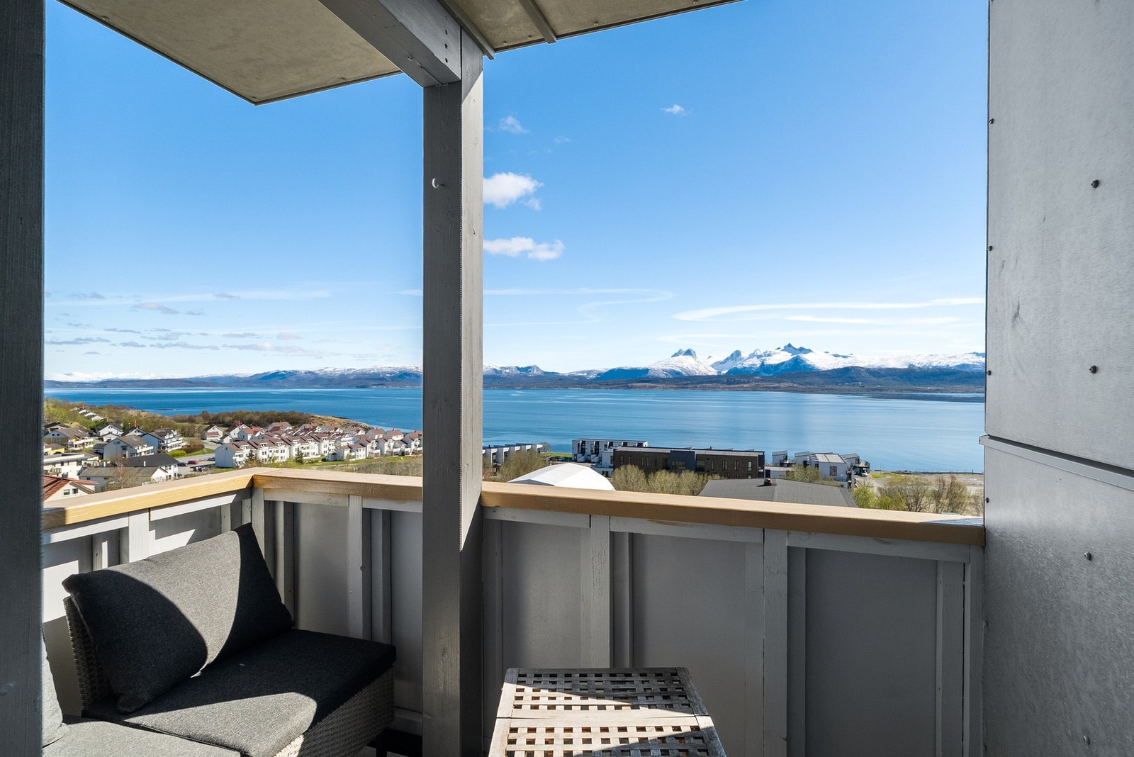Fra stuen er det utgang til en sørvendt balkong- med fantastisk utsikt samt plass til sittegruppe. Galleribilde