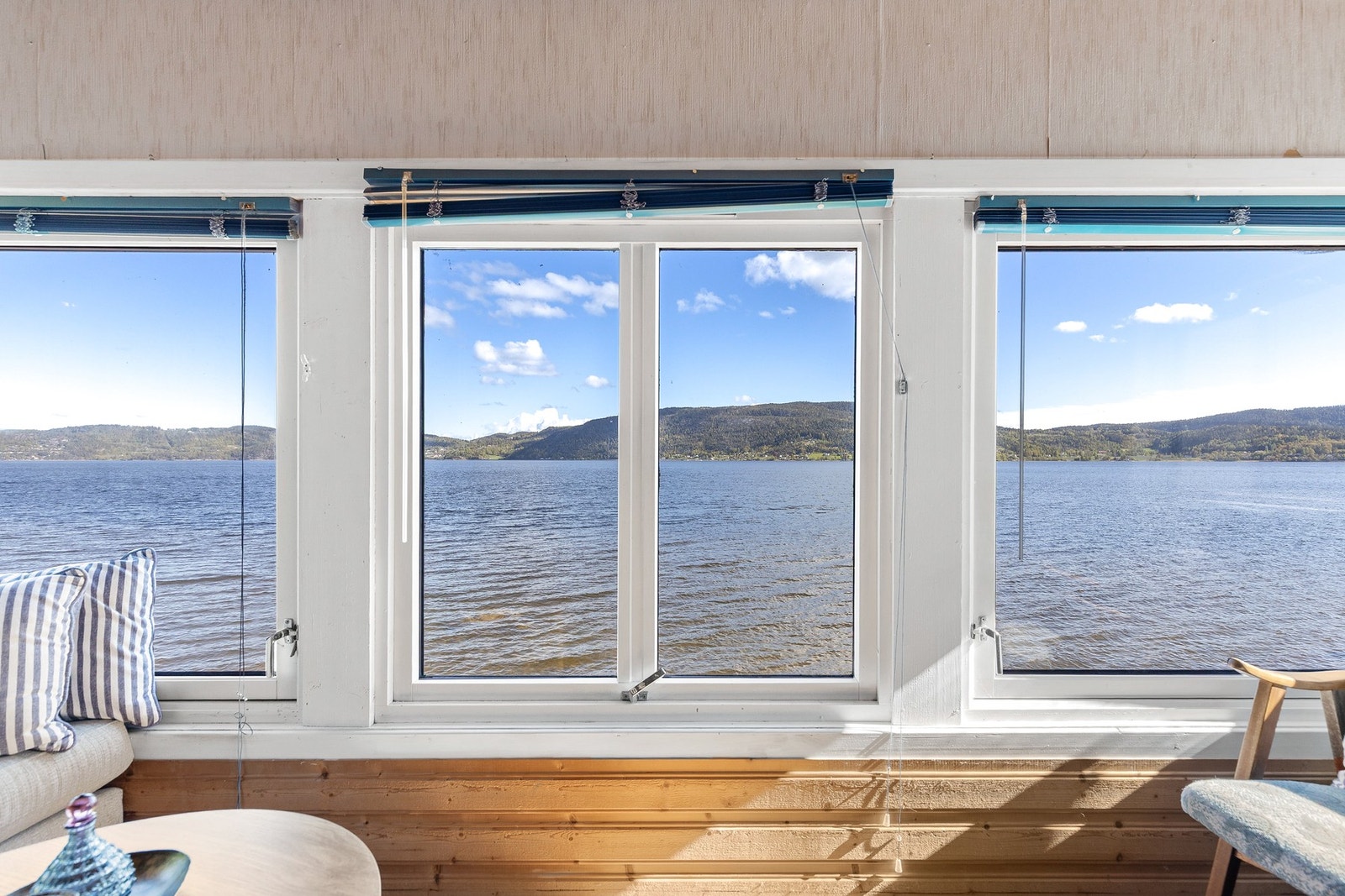 Herfra kan du nyte en fantastisk utsikt over fjorden gjennom store vindusflater Galleribilde