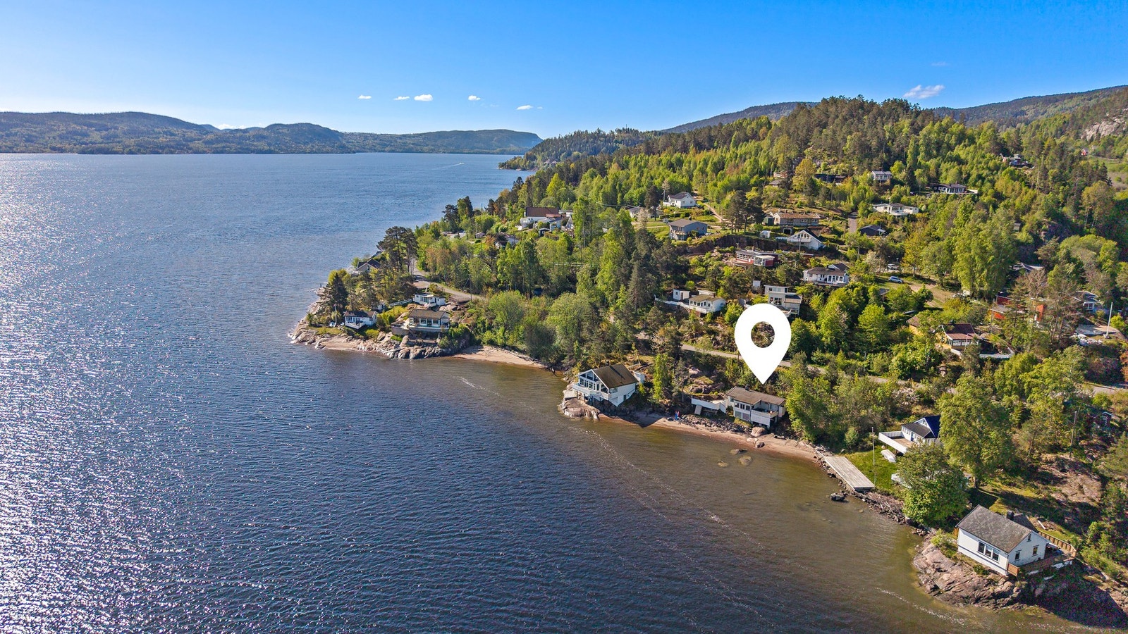 Fritidsboligen har en idyllisk beliggenhet mellom Drammen og Svelvik, et perfekt valg for deg som ønsker en rolig og naturskjønn tilværelse, omgitt av vakker natur og samtidig kort kjørevei til butikker og servicetilbud Galleribilde