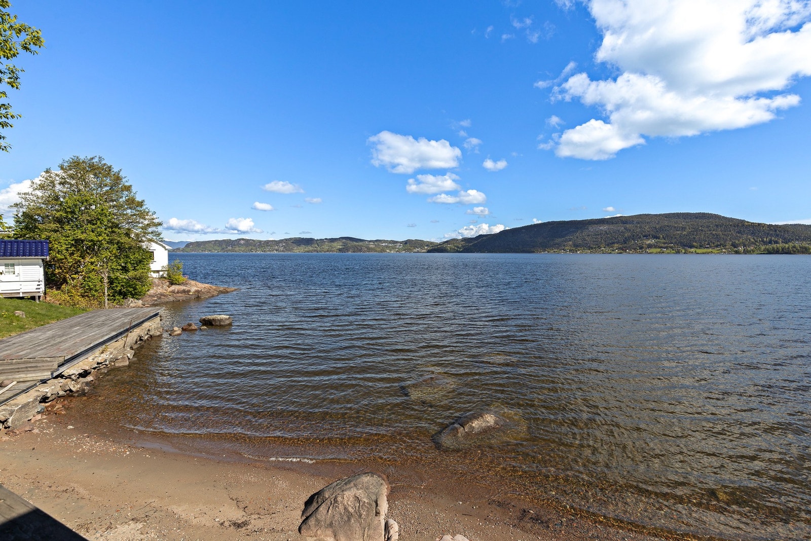 Rett nedenfor eiendommen finner du en flott strand med skjermet beliggenhet Galleribilde