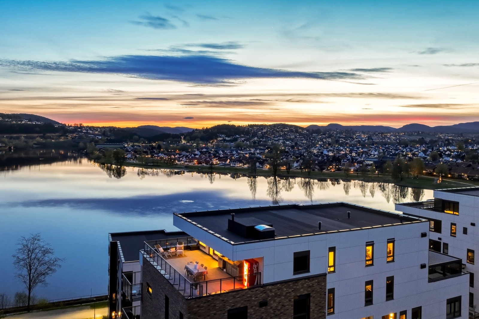 Fantastisk panoramautsikt fra hele tre uteplasser - en stor terrasse og to herlige balkonger. Her kan fantastiske solforhold nytes fra morgen til kveld med nydelig utsyn mot, Hjellevannet og Skien by. Galleribilde
