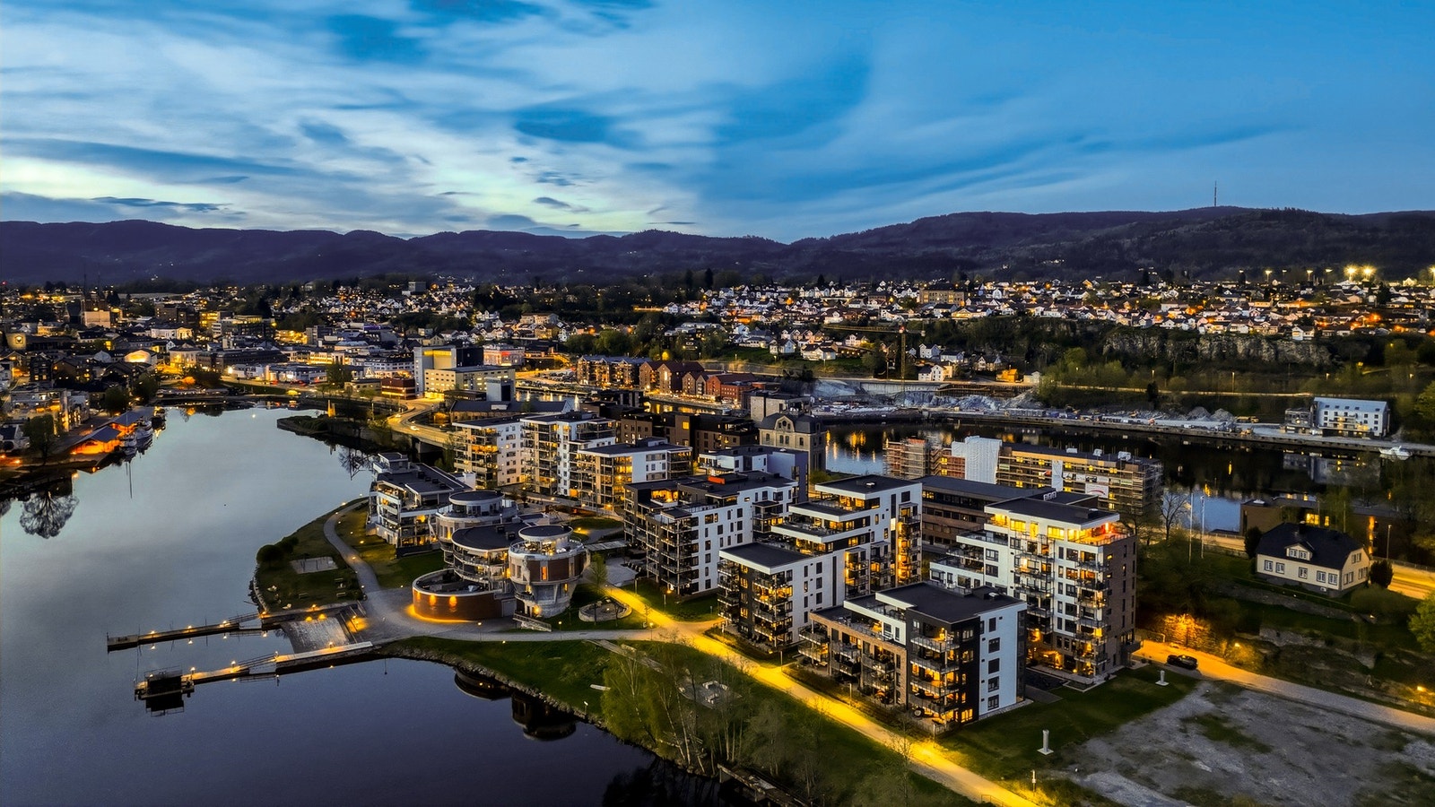 Klosterøya er stedet for deg som vil ha det beste av to verdener - pulsen fra bylivet og roen fra naturen. Leiligheten er designet for å gi deg best mulig sol- og utsiktsforhold fra romslige uteplasser. Galleribilde