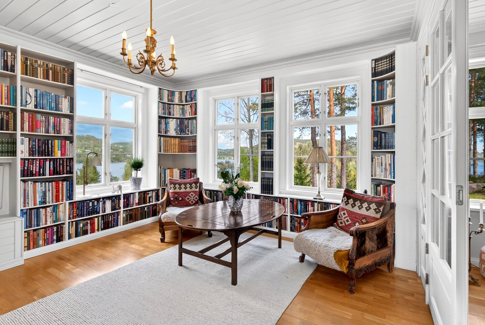 Bibliotek/stue med lun atmosfære og gode innredningsmuligheter. Galleribilde