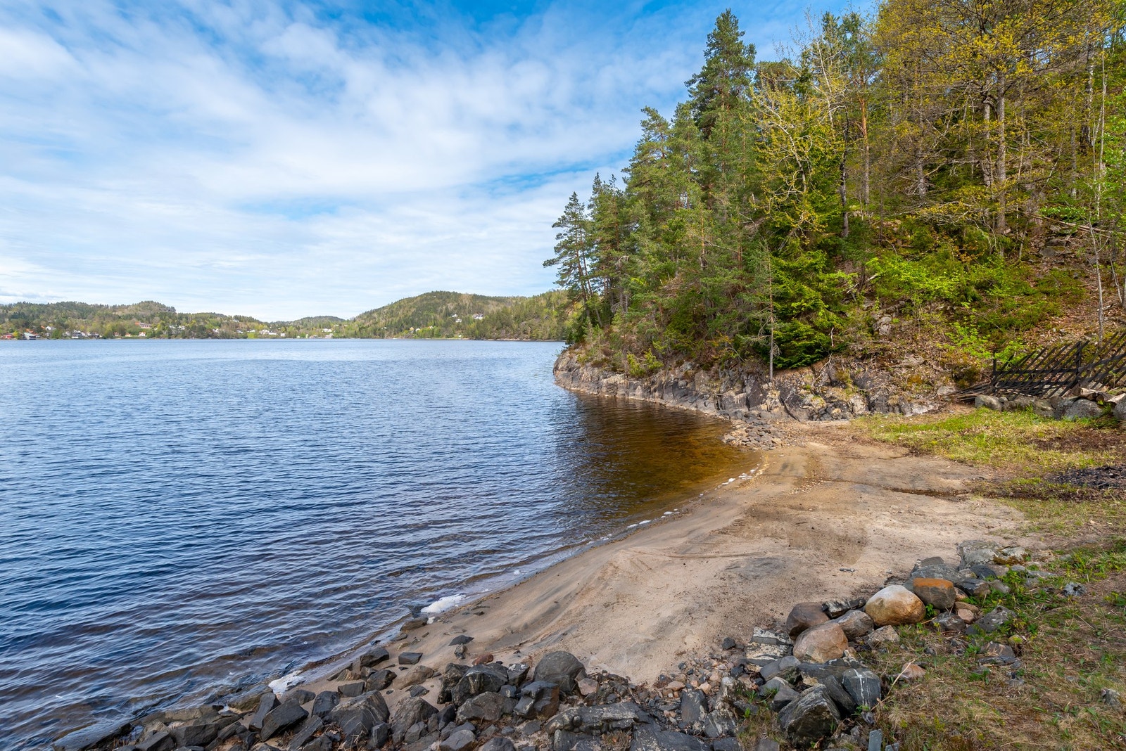 Hesnesodden er en allsidig eiendom med 315 meters kystlinje ved fjord, både helårs- eller fritidsbolig. Galleribilde