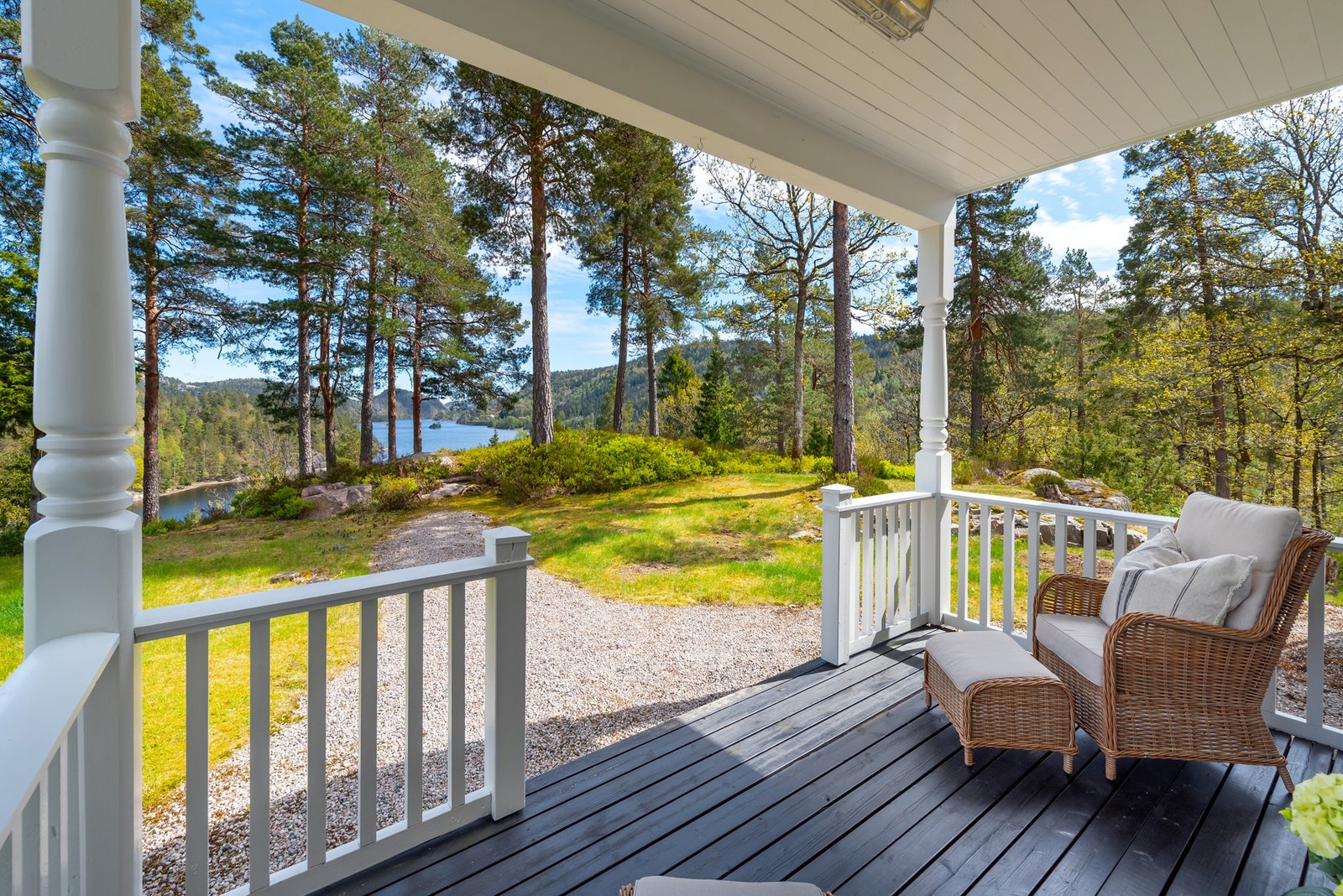 Den usjenerte beliggenheten midt i naturen gjør at man kan leve et liv i fred og ro og med en følelse av stor frihet. Galleribilde