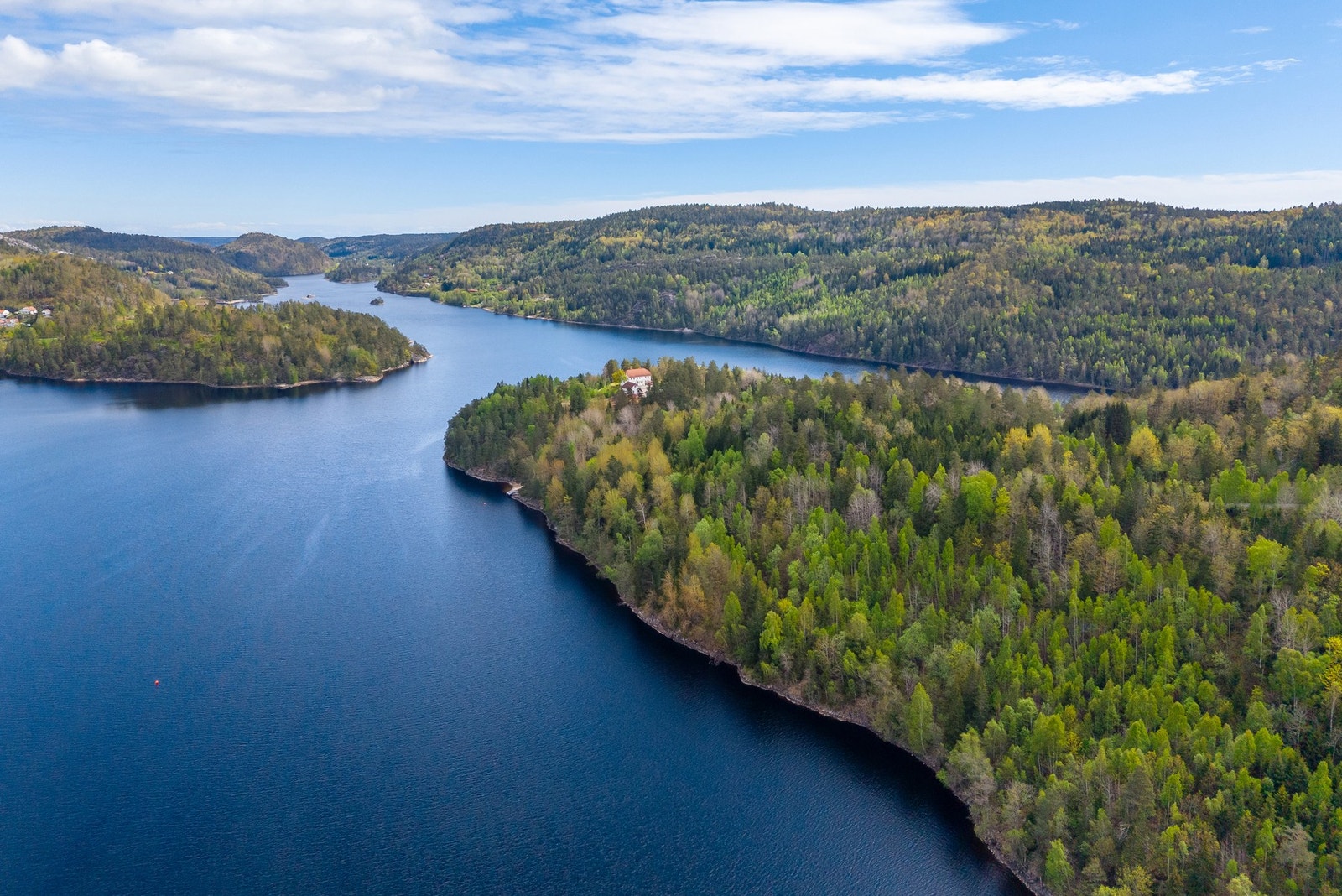 Eiendommen ligger landlig og fredelig til på veien ut mot Borøya og Sandøya. Galleribilde