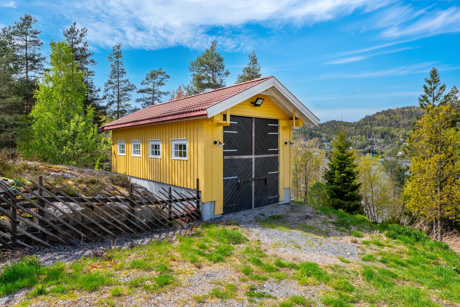 Garasje bygd i 2016 og er godkjent som leskur/fjøs for inntil 12 sauer. Galleribilde