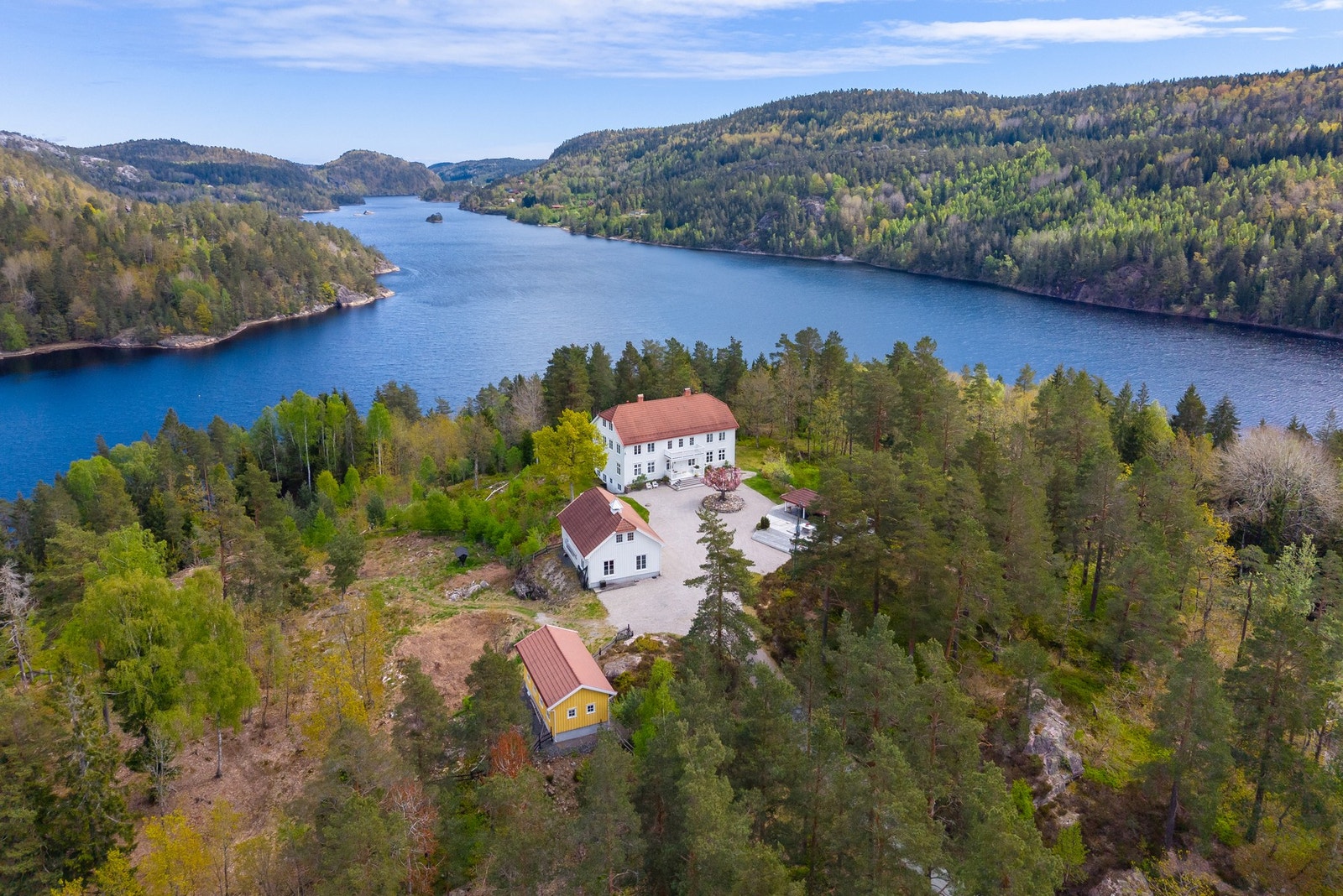 Velkommen til en romslig og særpreget eiendom i vakre Tvedestrand. Galleribilde
