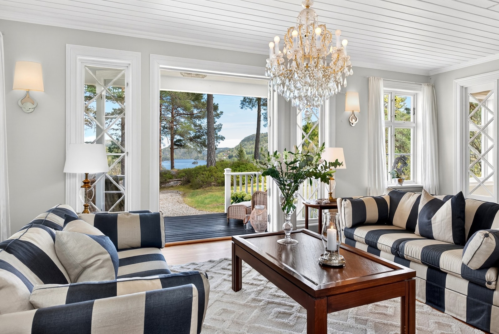 Lys og romslig stue med plass til flere sosiale soner. Galleribilde