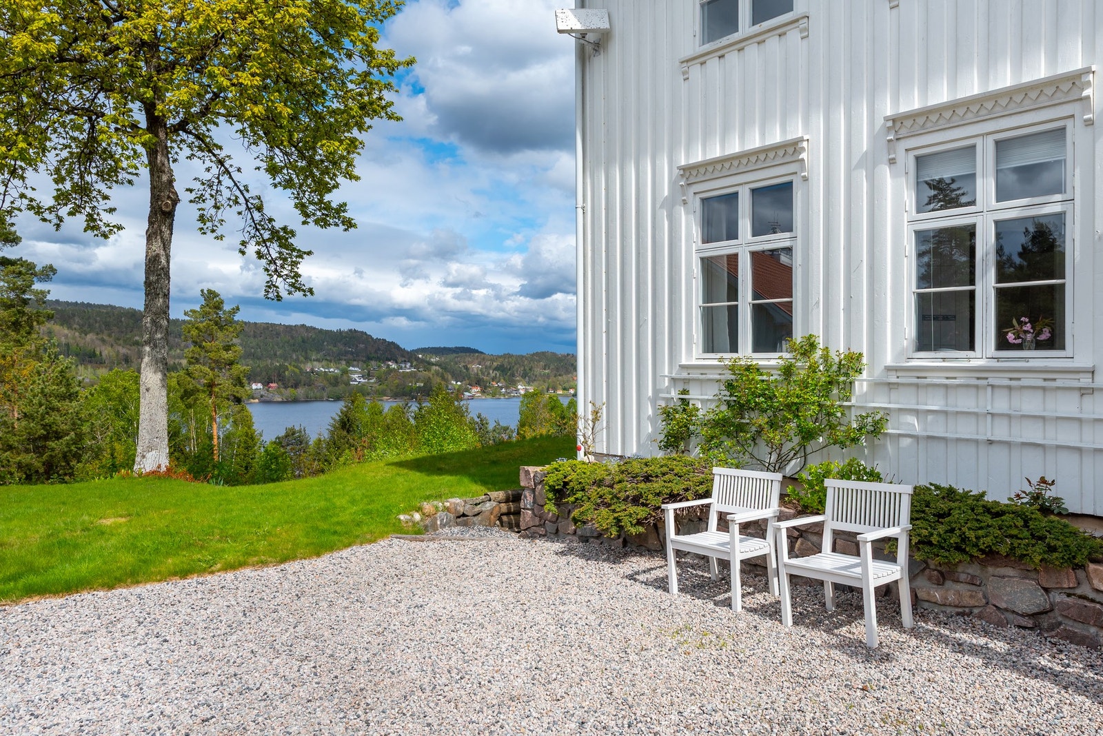 Utallige solrike uteplasser på tomten. Galleribilde