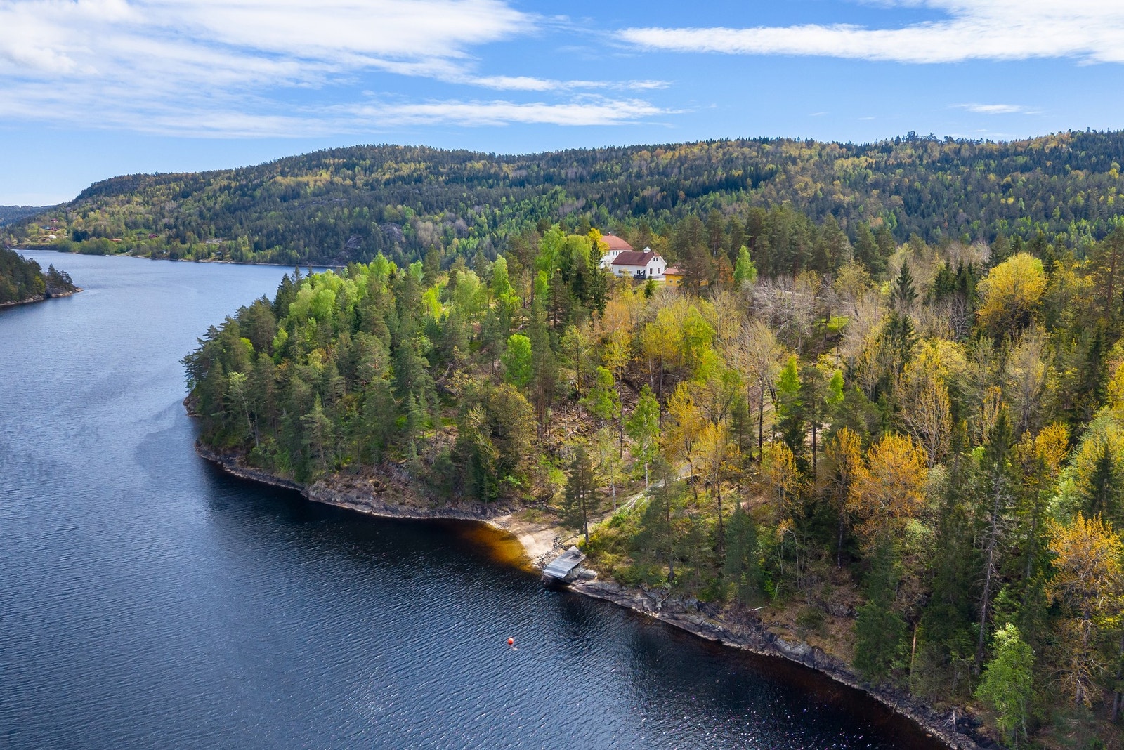 Tvedestrand sentrum, kjent som den sjarmerende Bokbyen, ligger en rask kjøretur unna. Her finner du koselige nisjebutikker, kafeer langs bryggekanten, og servicetilbud i en hvitmalt ramme. Galleribilde