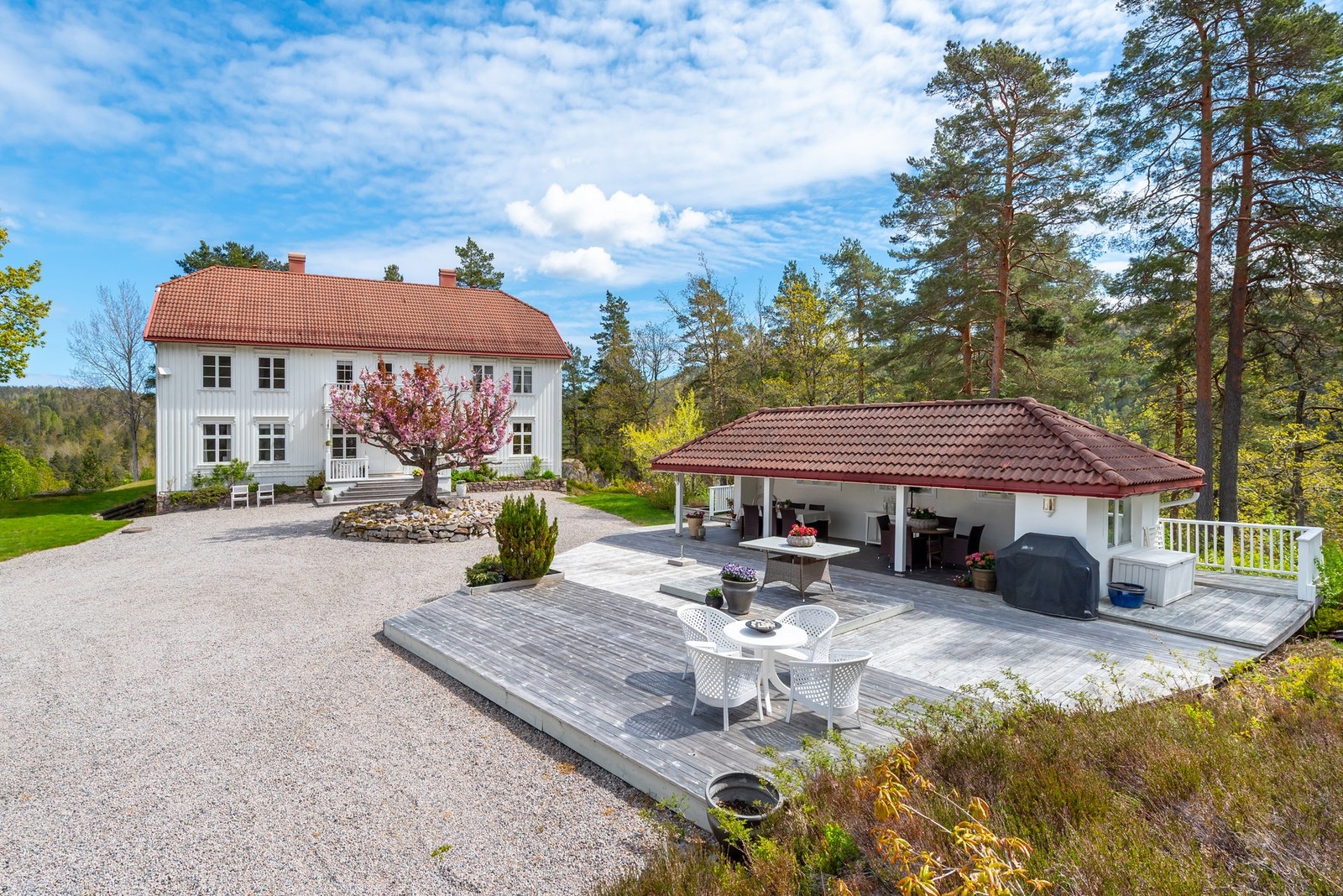 Hovedhuset fremstår med klassisk uttrykk og gode proporsjoner. Galleribilde