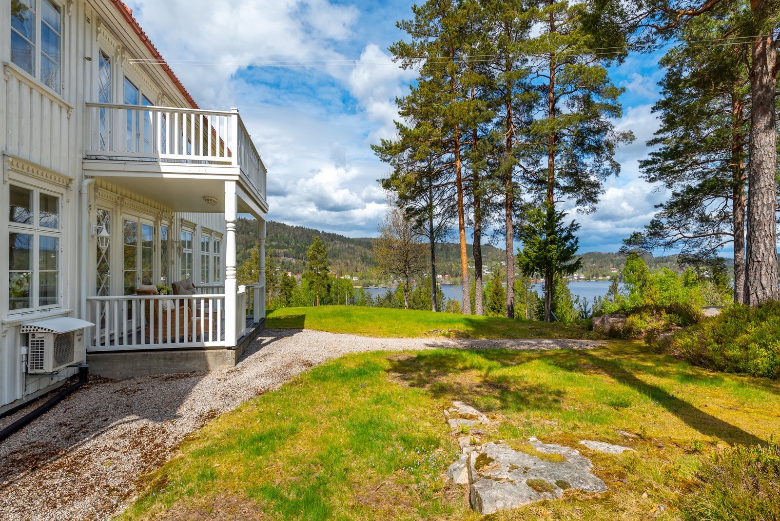 Flotte uteområder med plen, beplantning og gode oppholdsarealer. Galleribilde