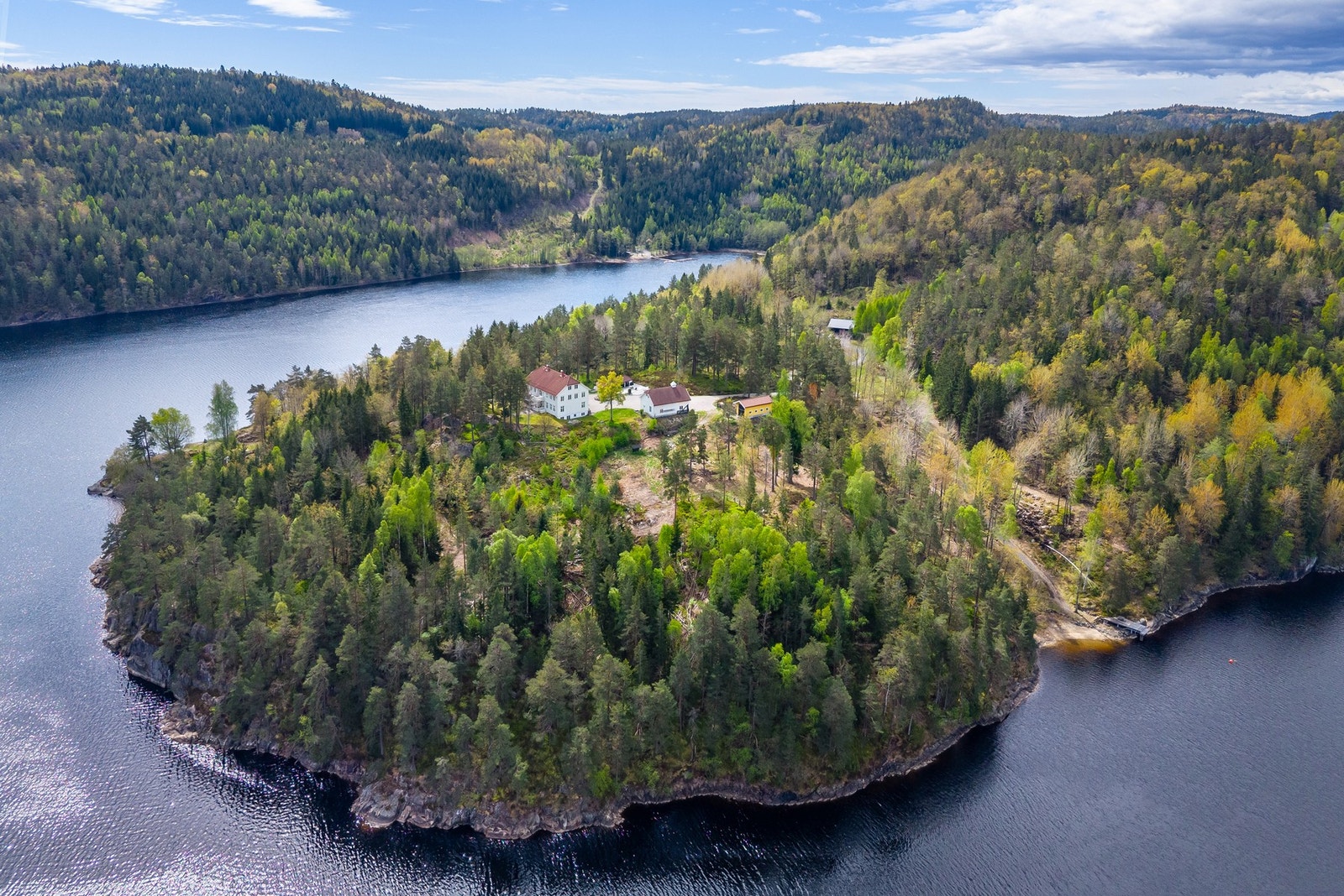 Fantastisk eiendom som kombinerer roen i landlige omgivelser med umiddelbar nærhet til det beste Tvedestrand har å by på. Galleribilde