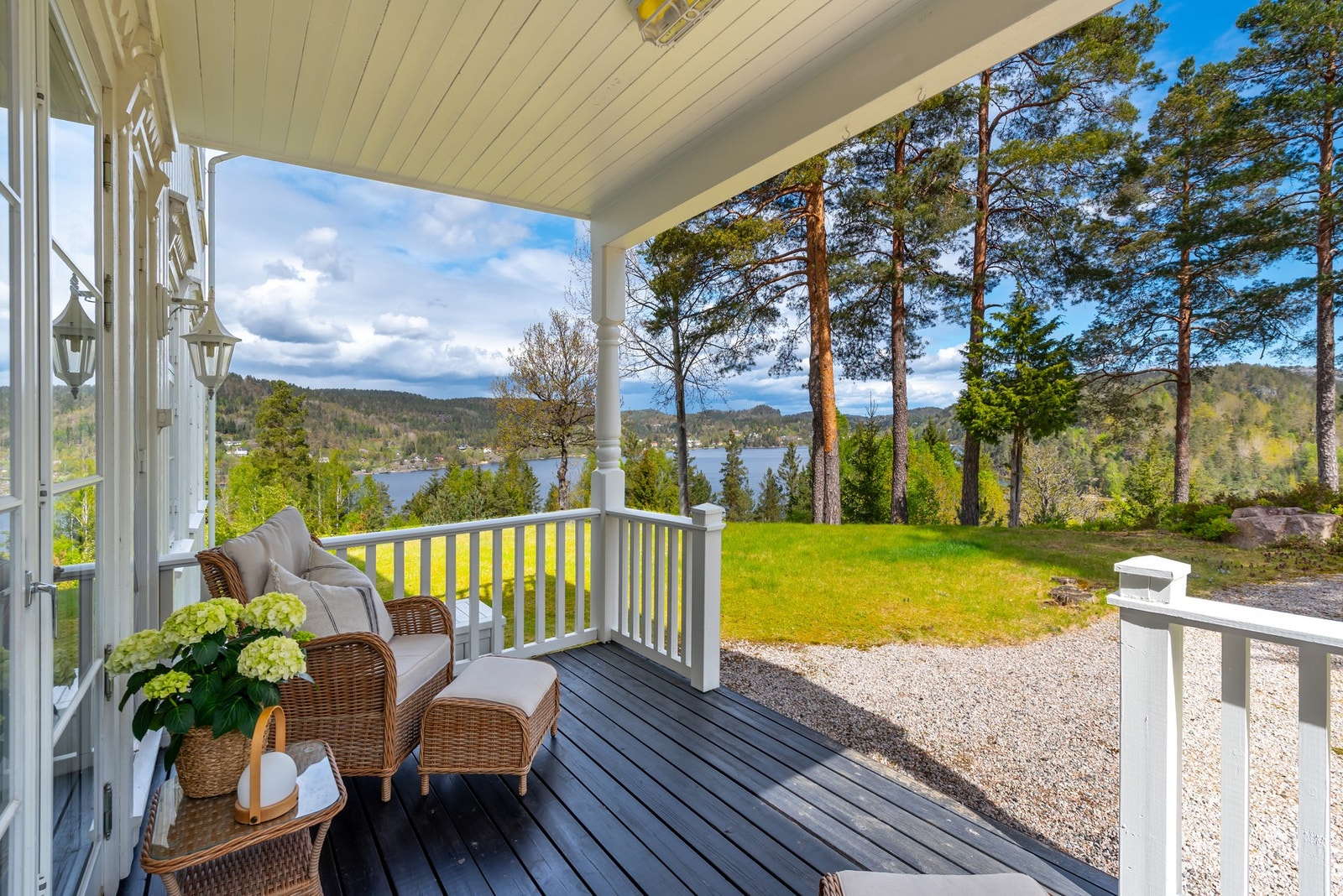 Her kan du nyte morgenkaffe på verandaen og se solen stå opp over Nevestadfjorden. Galleribilde