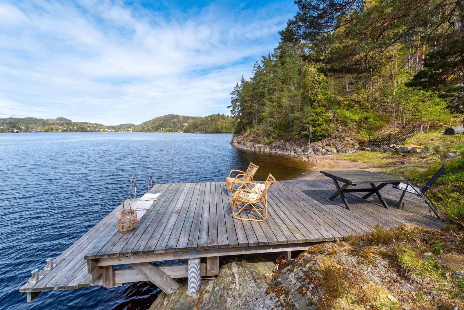 Dette er en eiendom helt utenom det vanlige - med betydelige arealer, høy grad av privatliv, representativ bebyggelse og sjeldne kvaliteter både på land og ved sjøen. Galleribilde