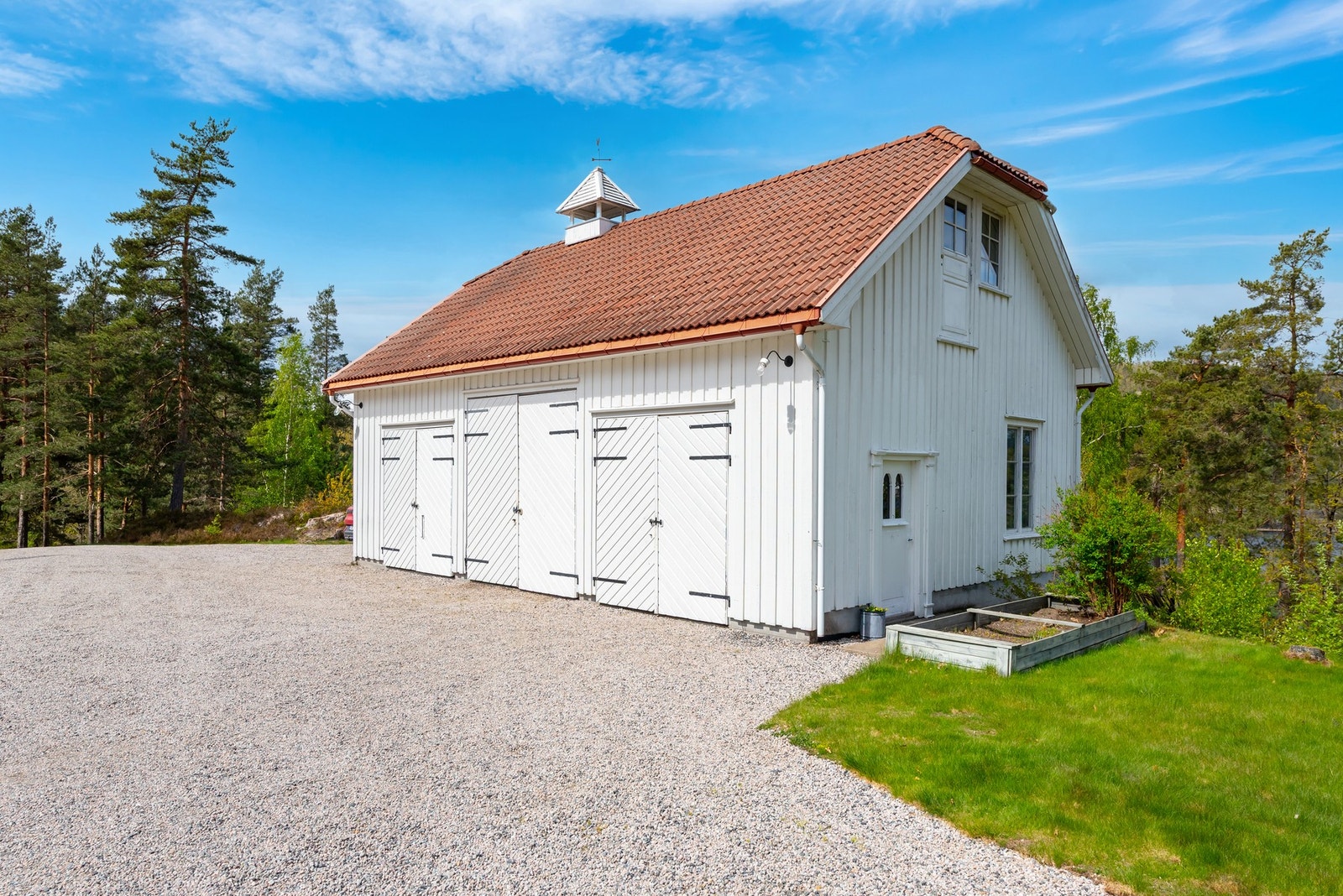 I garasjen er det plass til traktor og store kjøretøy. Galleribilde