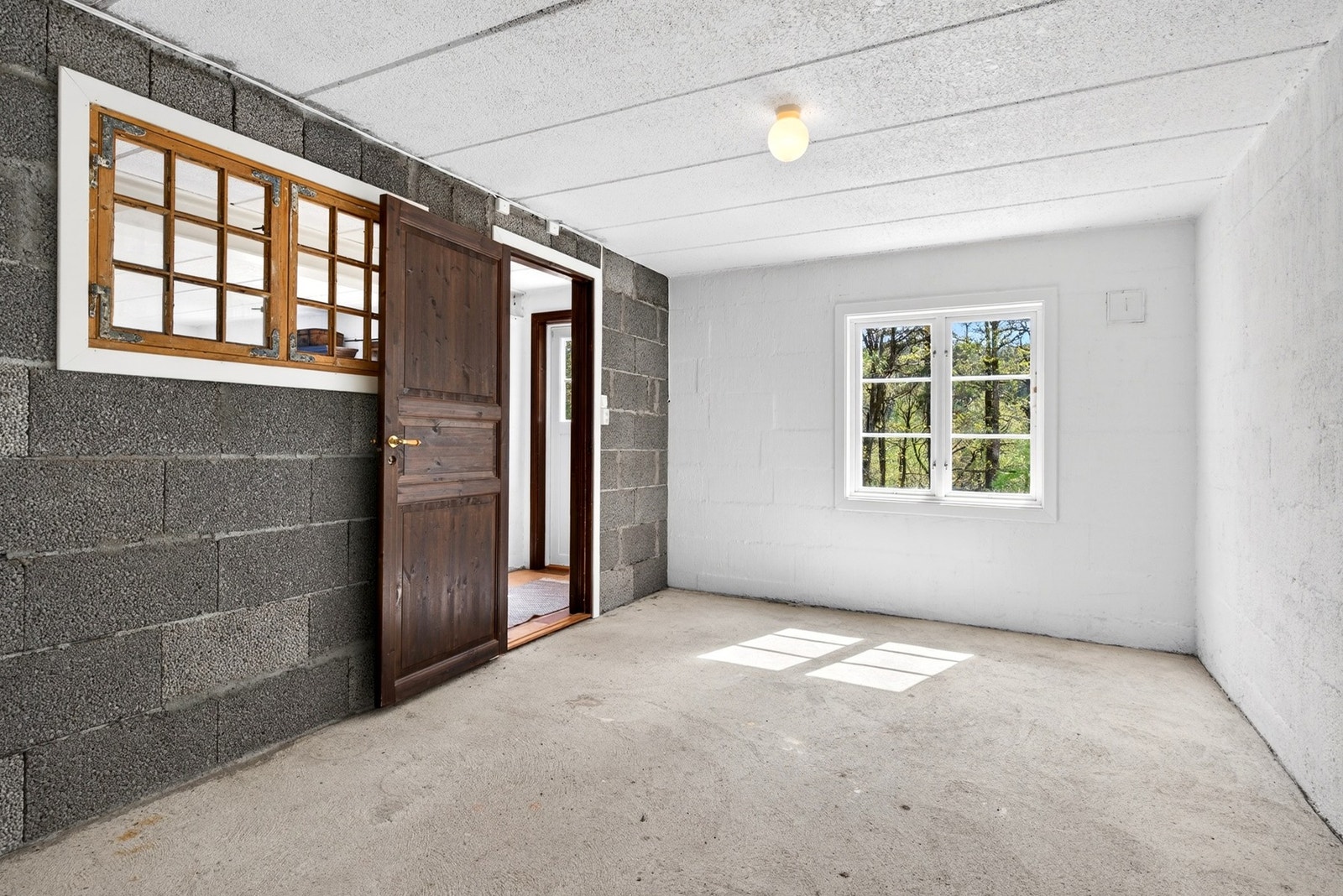 Vedskjul/ bod i kjelleren. Galleribilde